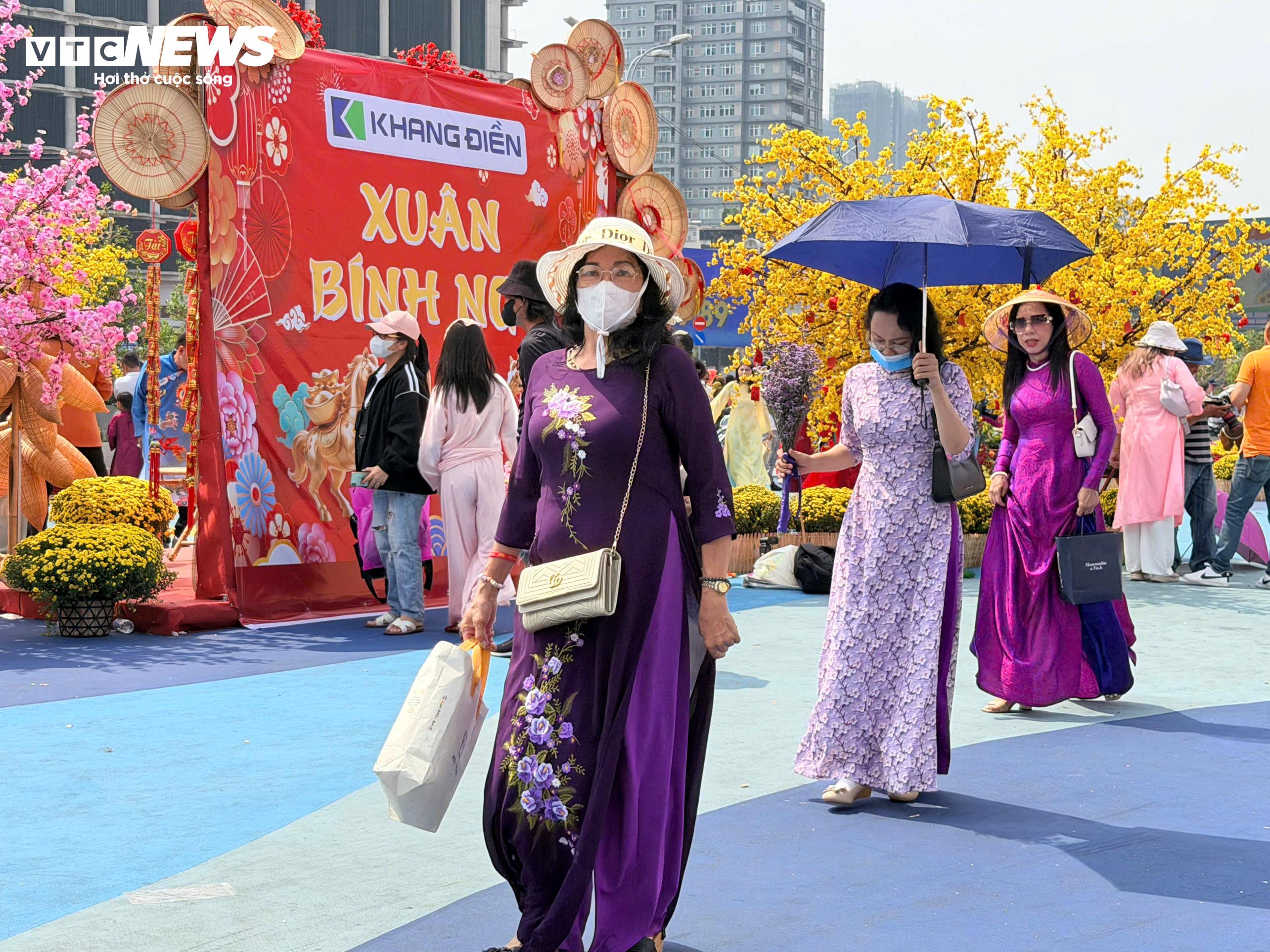 Đang cùng nhóm bạn chỉnh lại trang phục trước chợ Bến Thành, chị Nguyễn Hải Yến (42 tuổi, ngụ phường Bình Thạnh) cho biết, năm nào đến 26, 27 Tết nhóm chị cũng rủ nhau lên phố chụp ảnh. "Hôm nay đường vắng nên đi lại rất nhanh. Ra đến đây thấy không khí Tết ngập tràn, ai cũng mặc đẹp, tự nhiên thấy nôn nao chờ đến Giao thừa”, chị Yến nói.