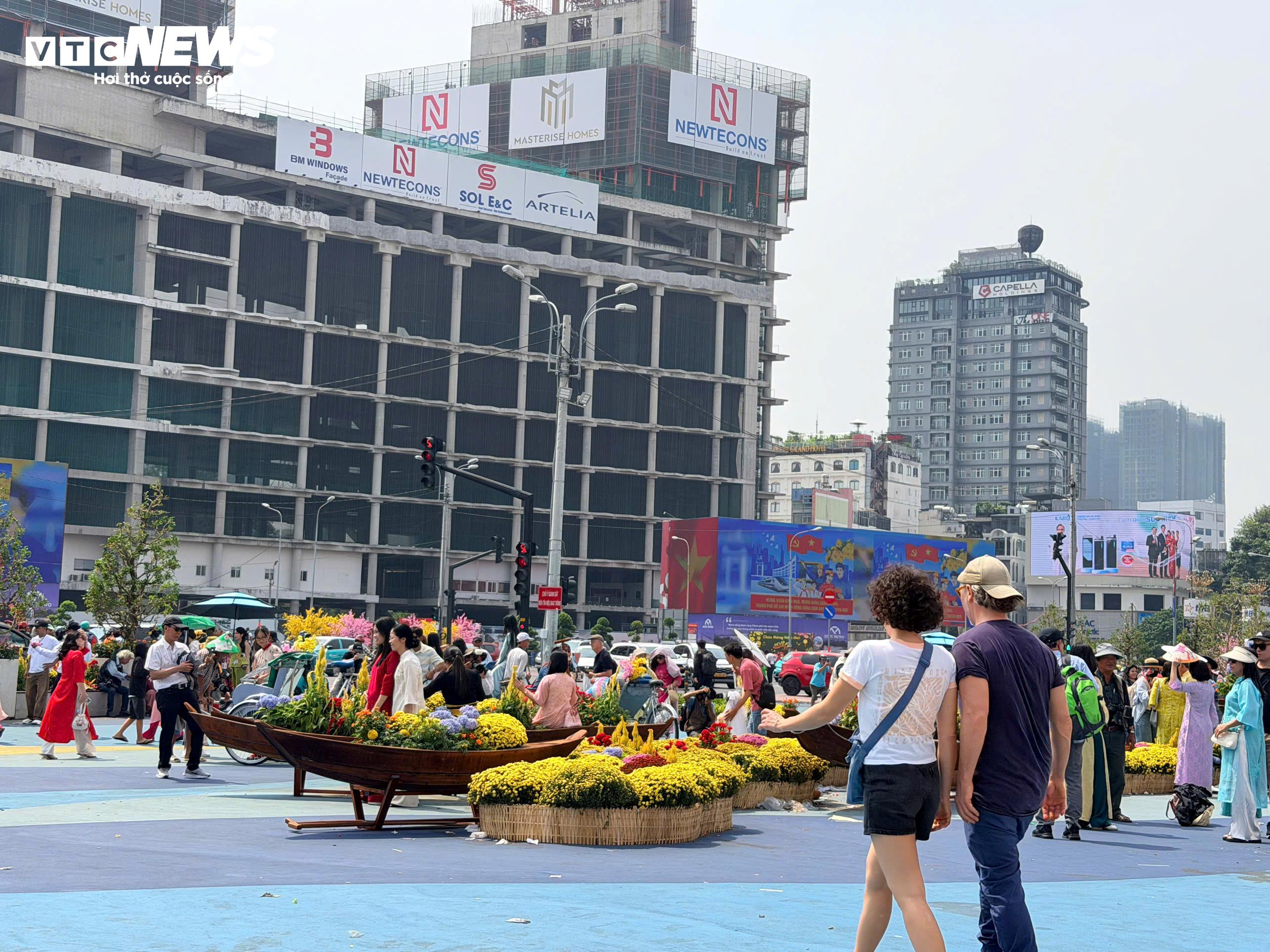 Không chỉ giới trẻ, nhiều gia đình cũng tranh thủ đưa con nhỏ đi dạo, ghi lại khoảnh khắc đầu xuân tại các tiểu cảnh trước trung tâm thương mại như Diamond Plaza hay Saigon Centre - Takashimaya.