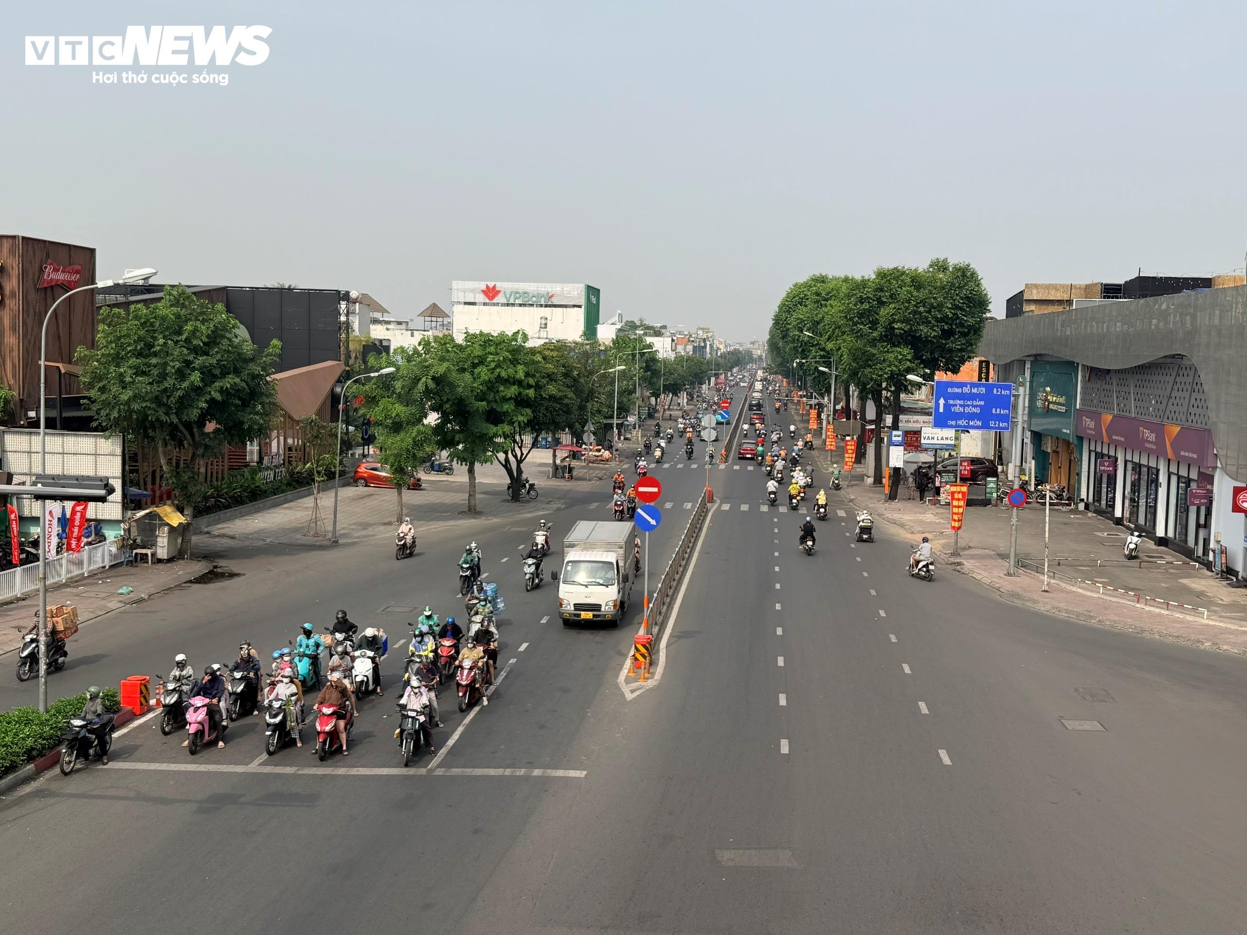 Sáng 14/2 (27 tháng Chạp), TP.HCM khoác lên mình diện mạo khác lạ: giao thông thưa vắng, phố phường yên bình, trong khi các điểm trung tâm rộn ràng sắc áo dài và không khí du xuân ngập tràn.