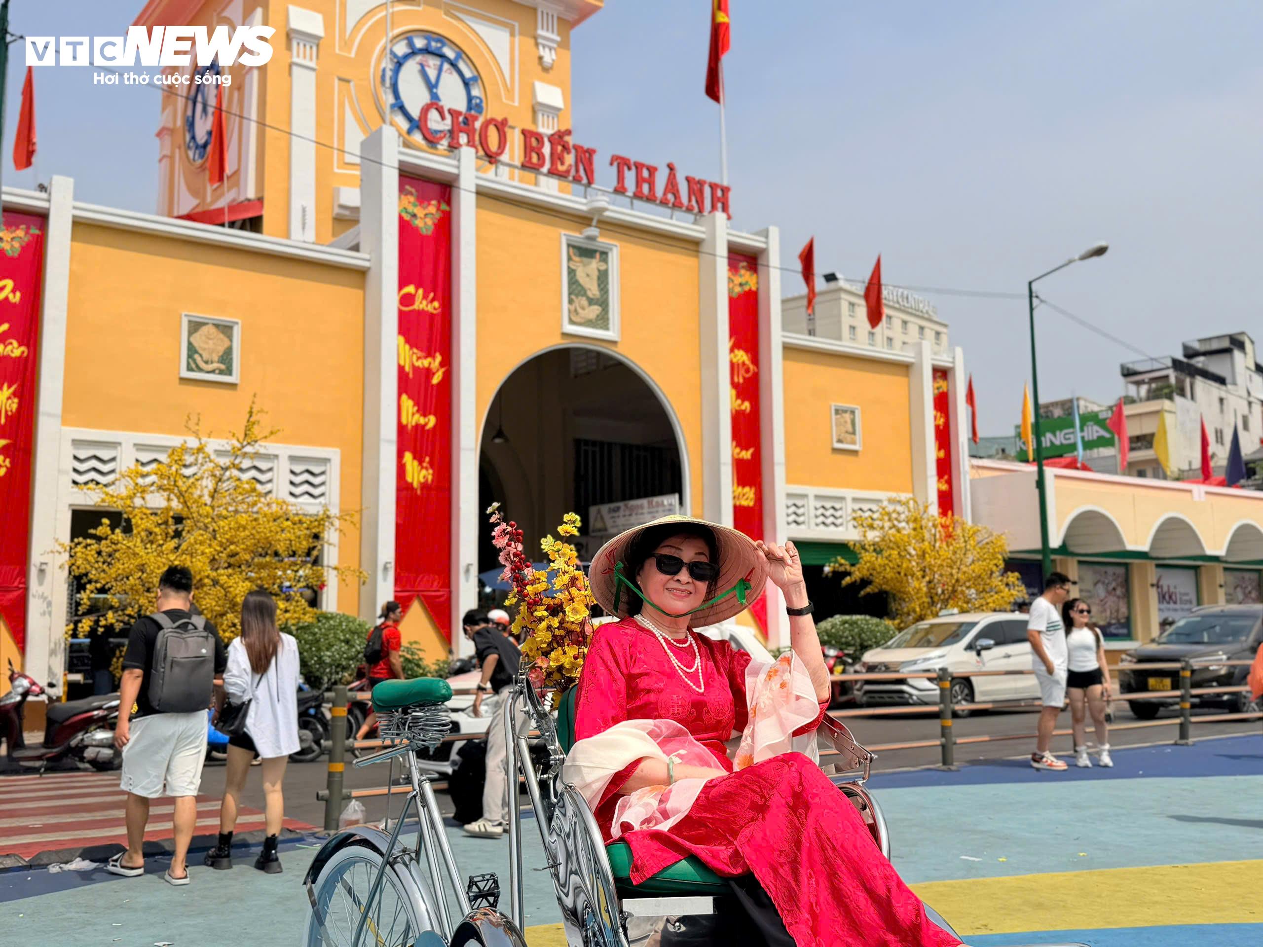 Tại khu vực Chợ Bến Thành và Bưu điện Trung tâm Sài Gòn, người dân xúng xính trong tà áo dài đổ về chụp ảnh kỷ niệm.