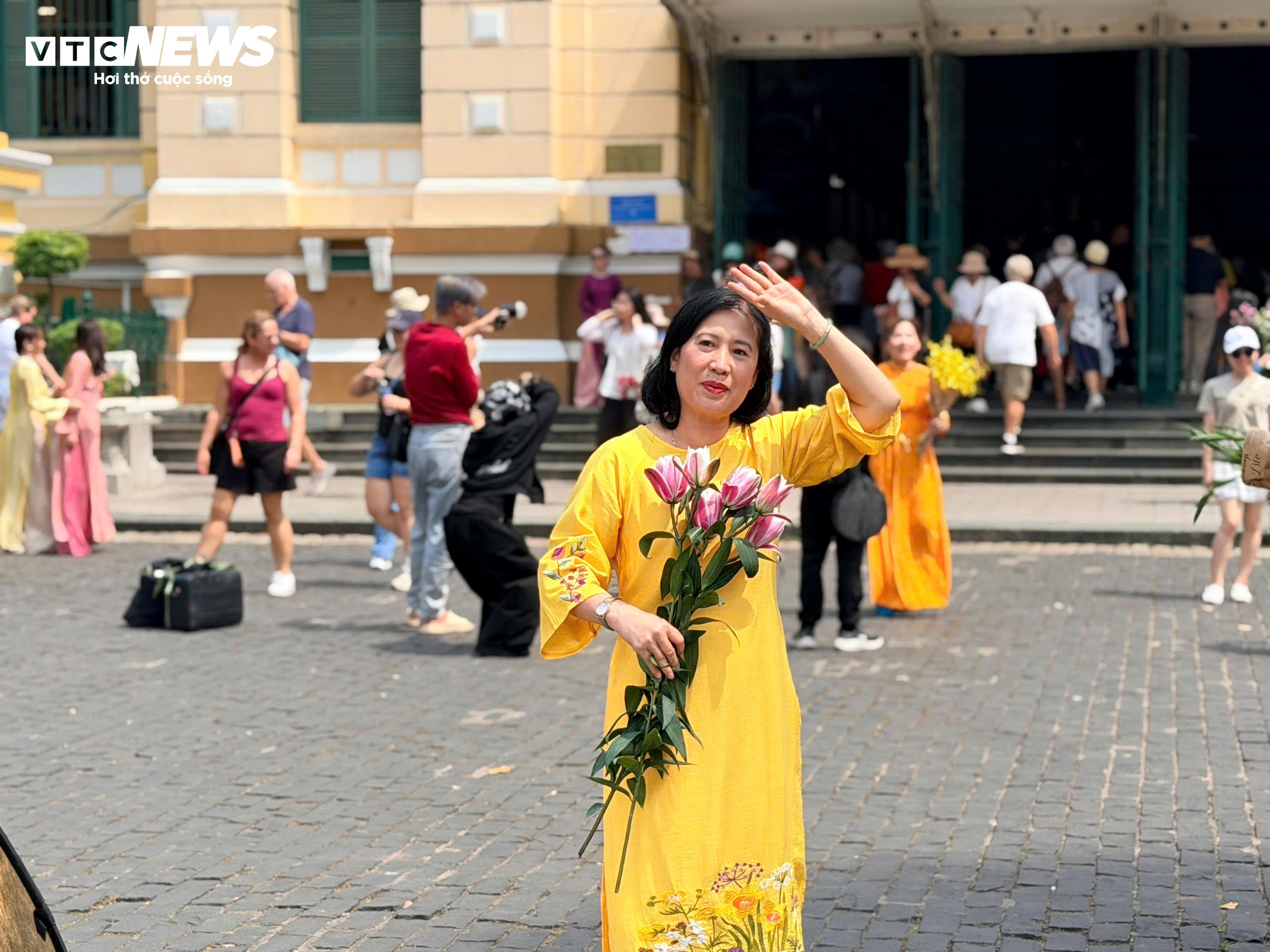 Tại khu vực Bưu điện trung tâm, nhiều người cũng diện áo dài đến check-in.