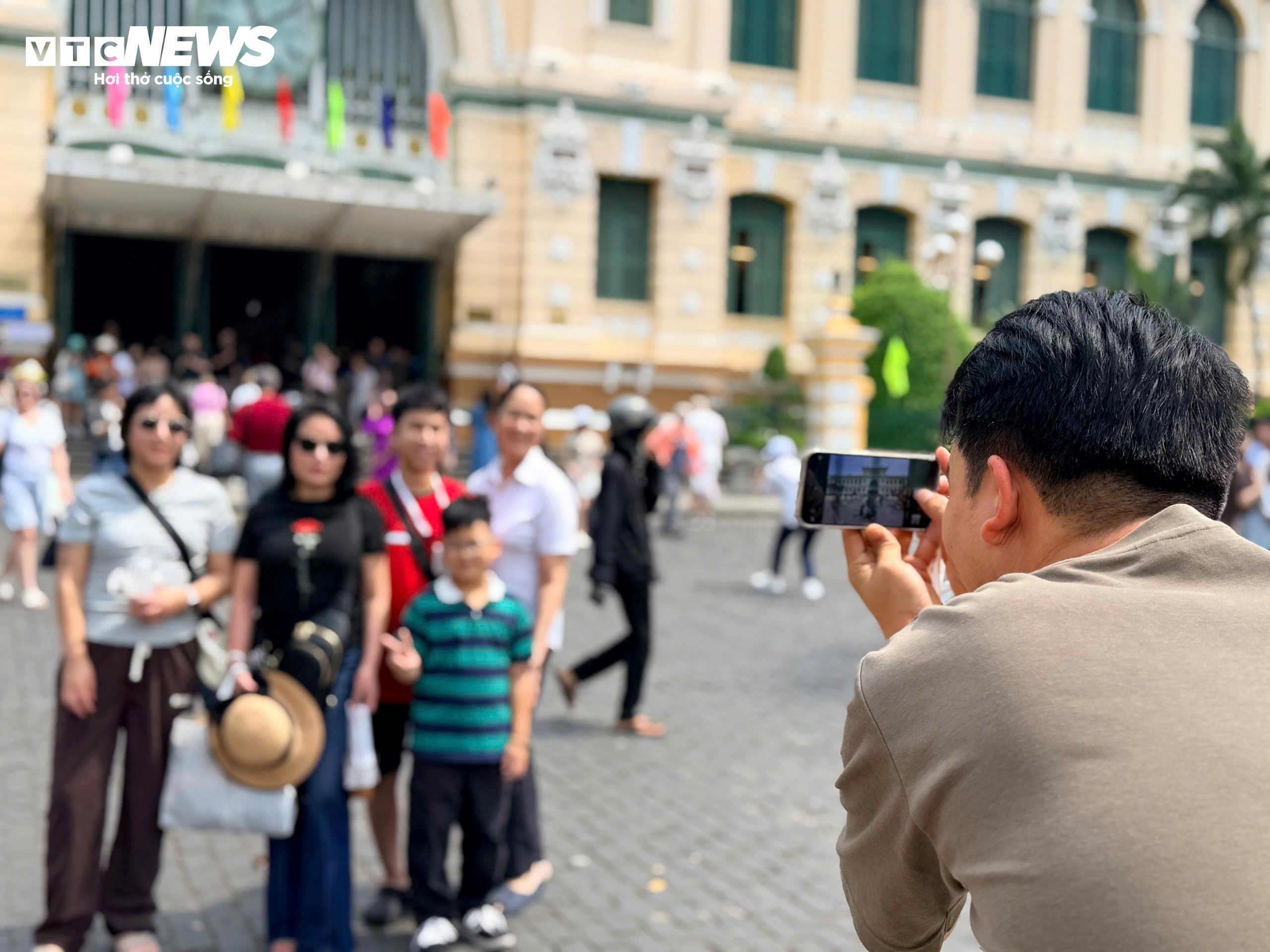 Người dân TP.HCM nô nức xuống phố du xuân, đón Tết cận kề - 6