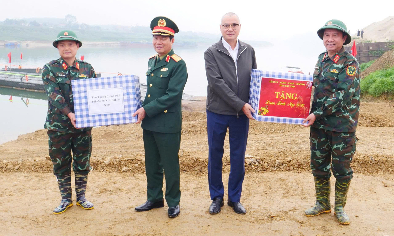 Đại tướng Nguyễn Tân Cương và Bí thư Tỉnh ủy Phú Thọ Phạm Đại Dương tặng quà đơn vị vận hành cầu phao.