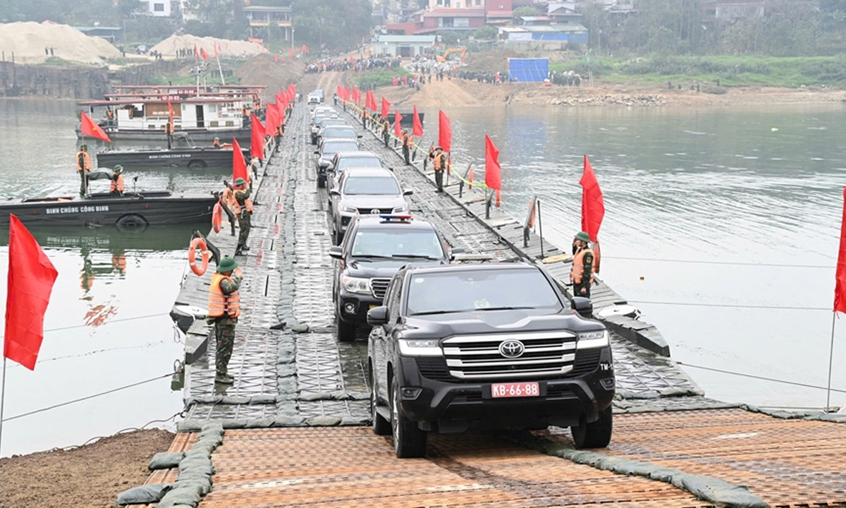 Cầu phao bắc qua sông Lô được thông xe ngay trong sáng ngày 16/2 (ngày 29 Tết), sớm hơn yêu cầu Thủ tướng Chính phủ giao. (Ảnh: QĐND)