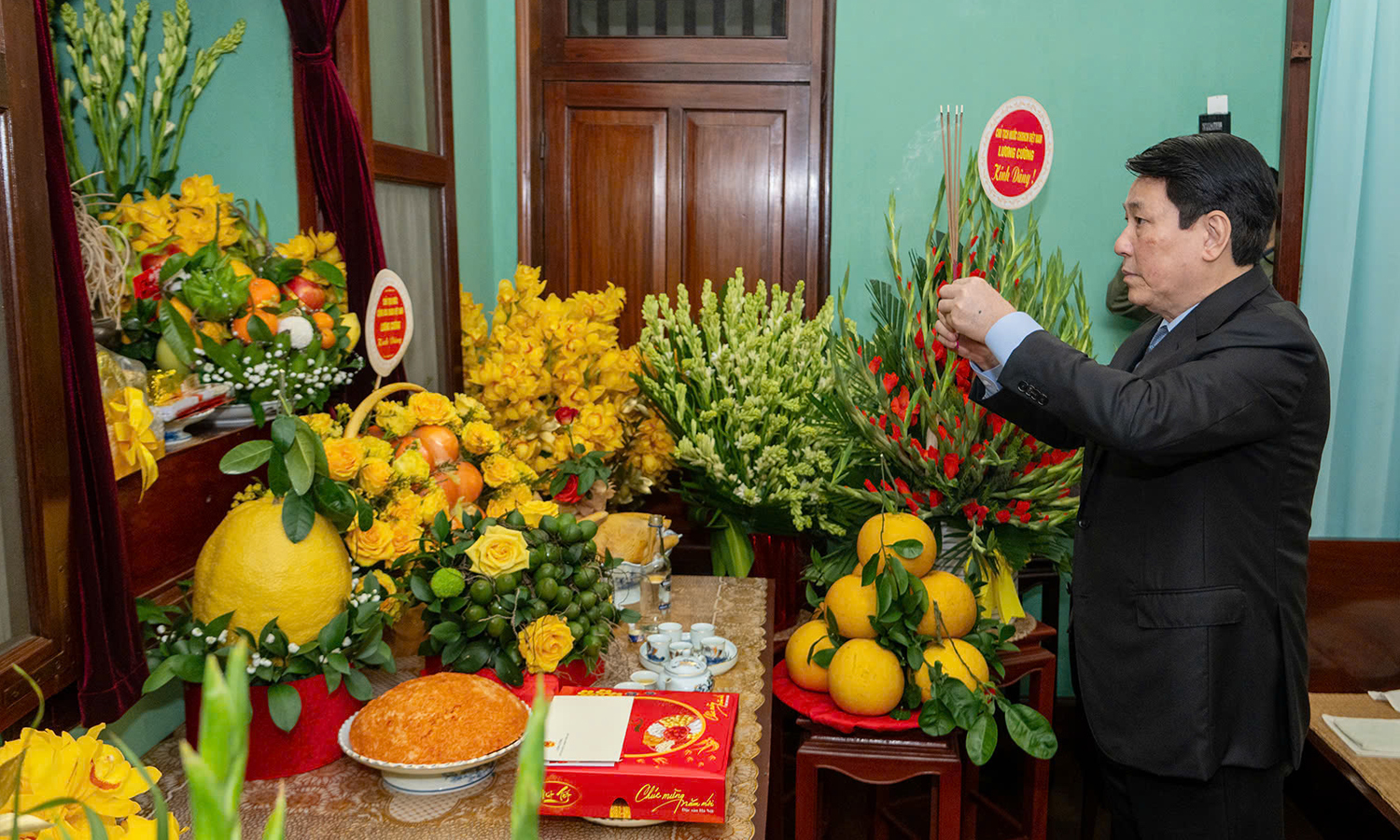 Chủ tịch nước Lương Cường dâng hương tưởng niệm Chủ tịch Hồ Chí Minh tại Nhà 67 - Khu di tích Chủ tịch Hồ Chí Minh trong Phủ Chủ tịch. (Ảnh: Việt Cường)