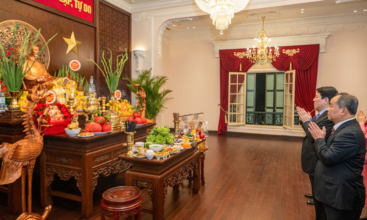 Chủ tịch nước Lương Cường dâng hương tưởng niệm Chủ tịch Hồ Chí Minh tại trụ sở cơ quan Văn phòng Chủ tịch nước ở số 2 Lê Thạch. (Ảnh: Việt Cường)