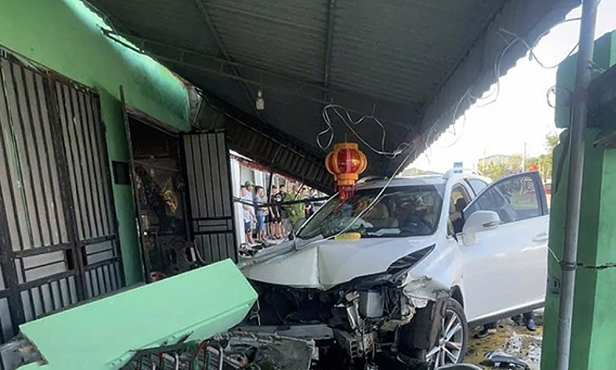 Ô tô lao vào nhà dân sau tai nạn liên hoàn tại xã Đông Kinh (tỉnh Hà Tĩnh) chiều 15/2.