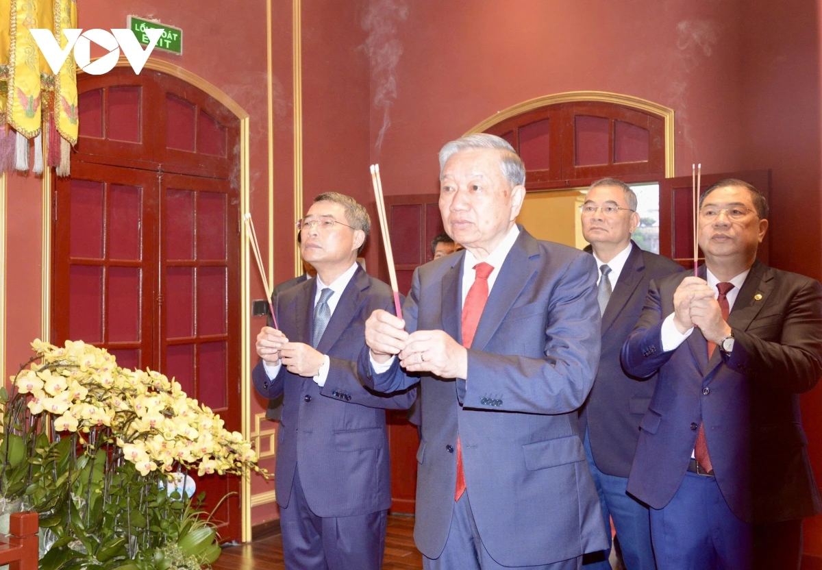 Tổng Bí thư Tô Lâm đến Điện Kính Thiên, Khu di tích Hoàng thành Thăng Long (Hà Nội) dâng hương tỏ lòng thành kính tưởng nhớ, tri ân các bậc tiên đế, tiên hiền có công với đất nước.