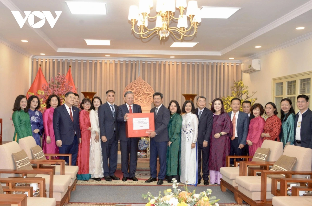 Tổng Bí thư Tô Lâm tặng quà, chúc Tết cán bộ, nhân viên Khu di tích Hoàng Thành Thăng Long.