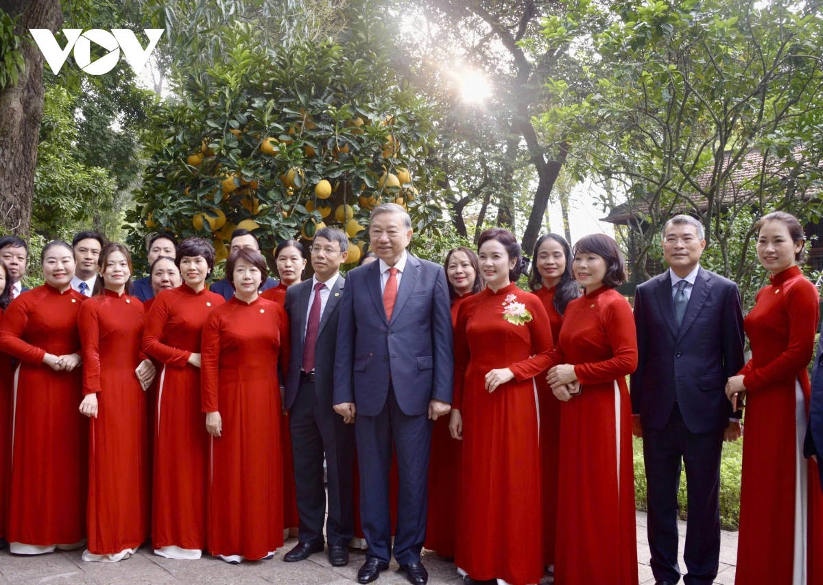 Tổng Bí thư Tô Lâm chụp ành với cán bộ, nhân viên Khu Di tích Chủ tịch Hồ Chí Minh.