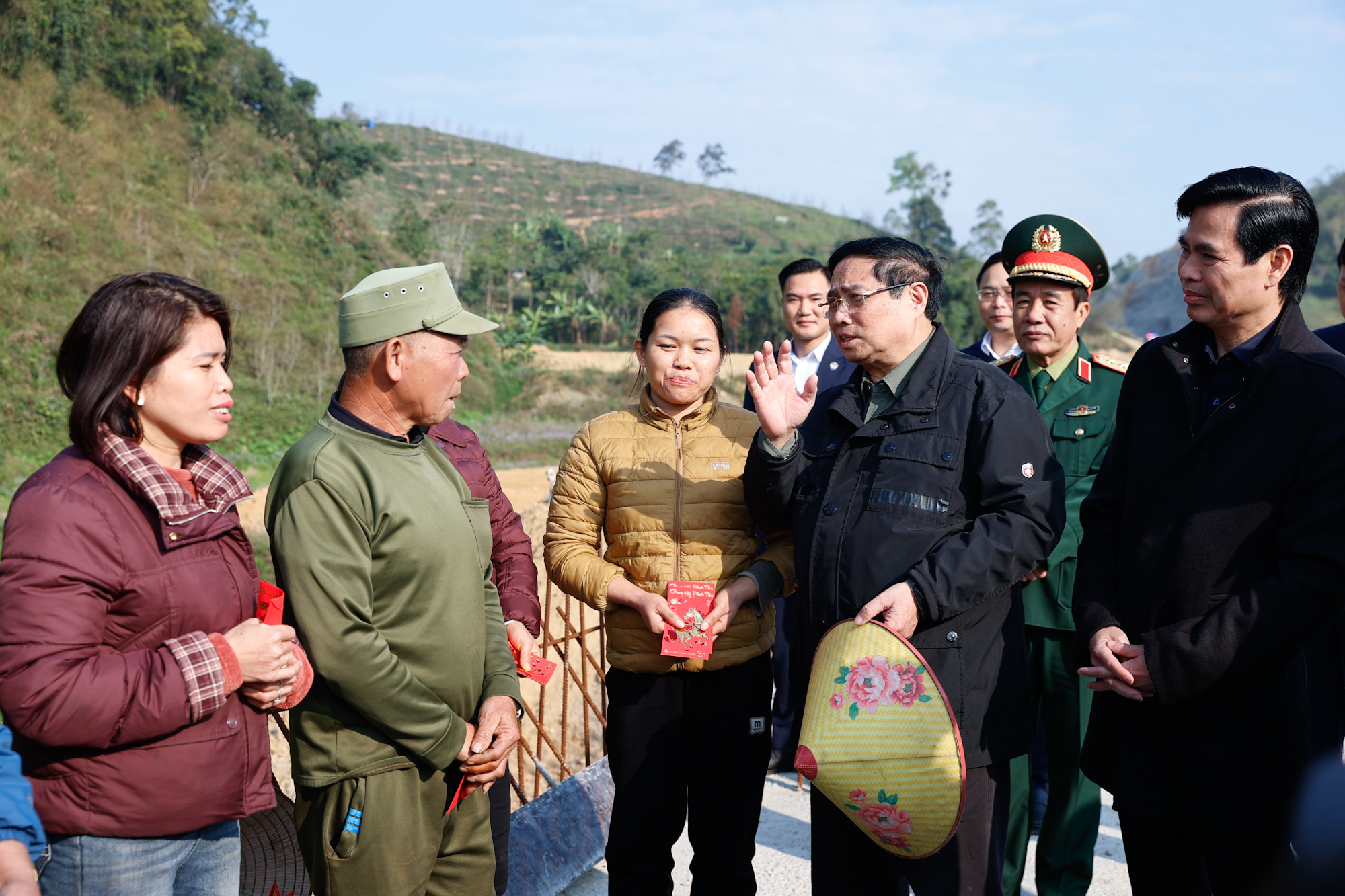 Thủ tướng thăm hỏi người dân tại Km 0 nhánh Cốc Nam thuộc công trình giao thông trọng điểm tại Lạng Sơn. (Ảnh: VGP)