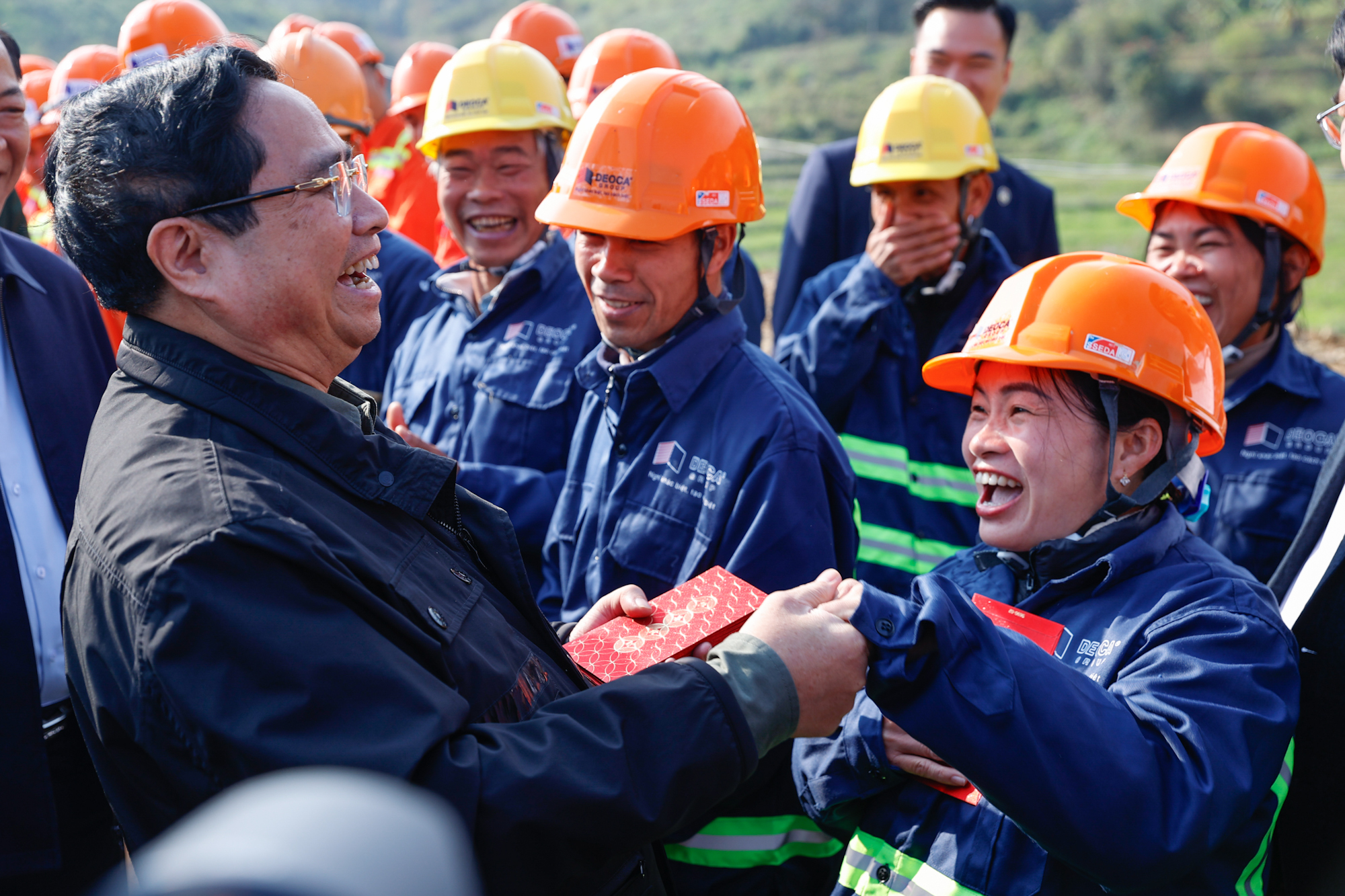 Thủ tướng tặng quà, động viên công nhân thi công tại nút giao IC-07 dự án cao tốc Hữu Nghị - Chi Lăng. (Ảnh: VGP)