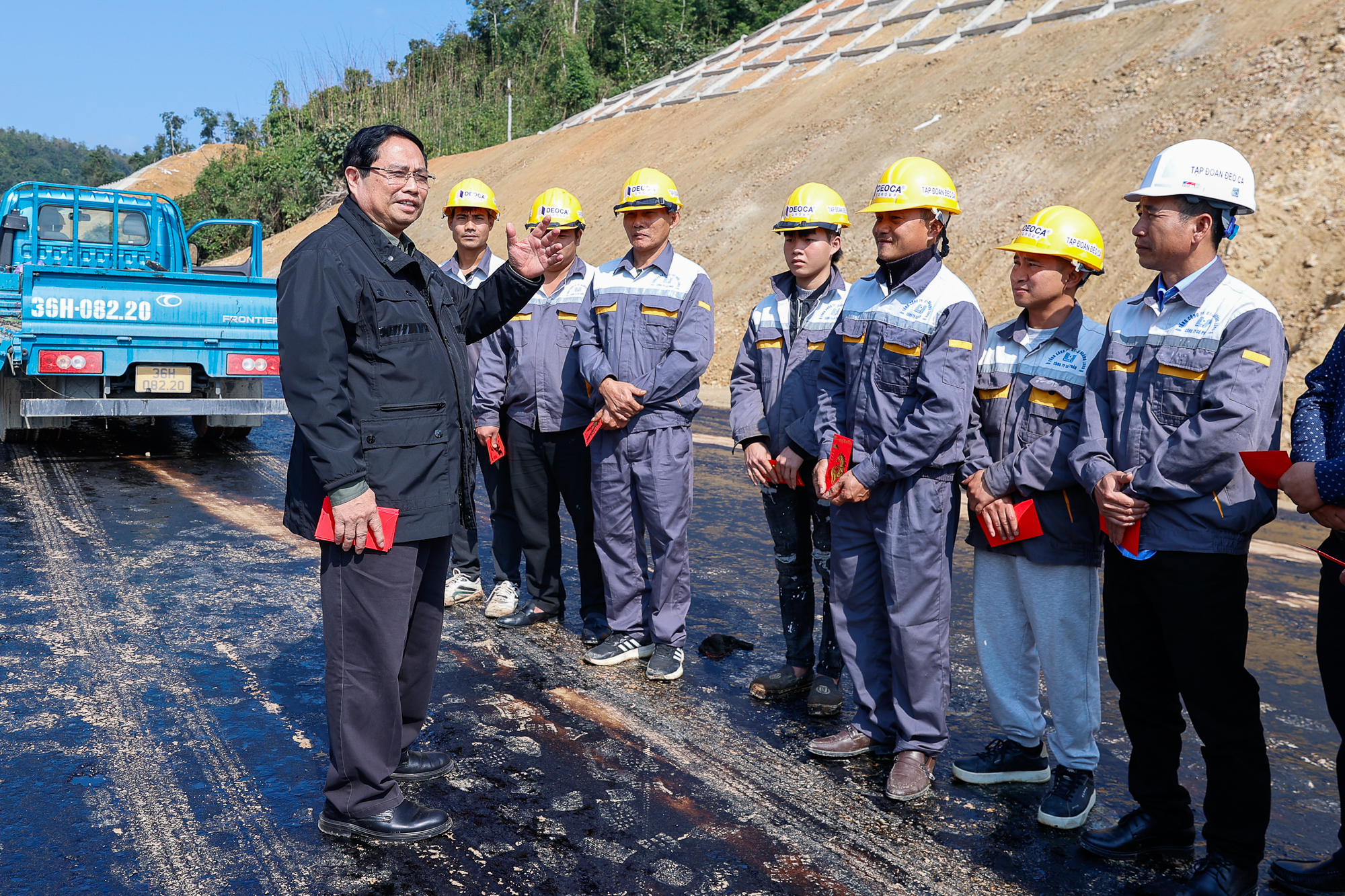 Thủ tướng động viên công nhân thi công tại Km43 dự án Đồng Đăng - Trà Lĩnh. (Ảnh: VGP)