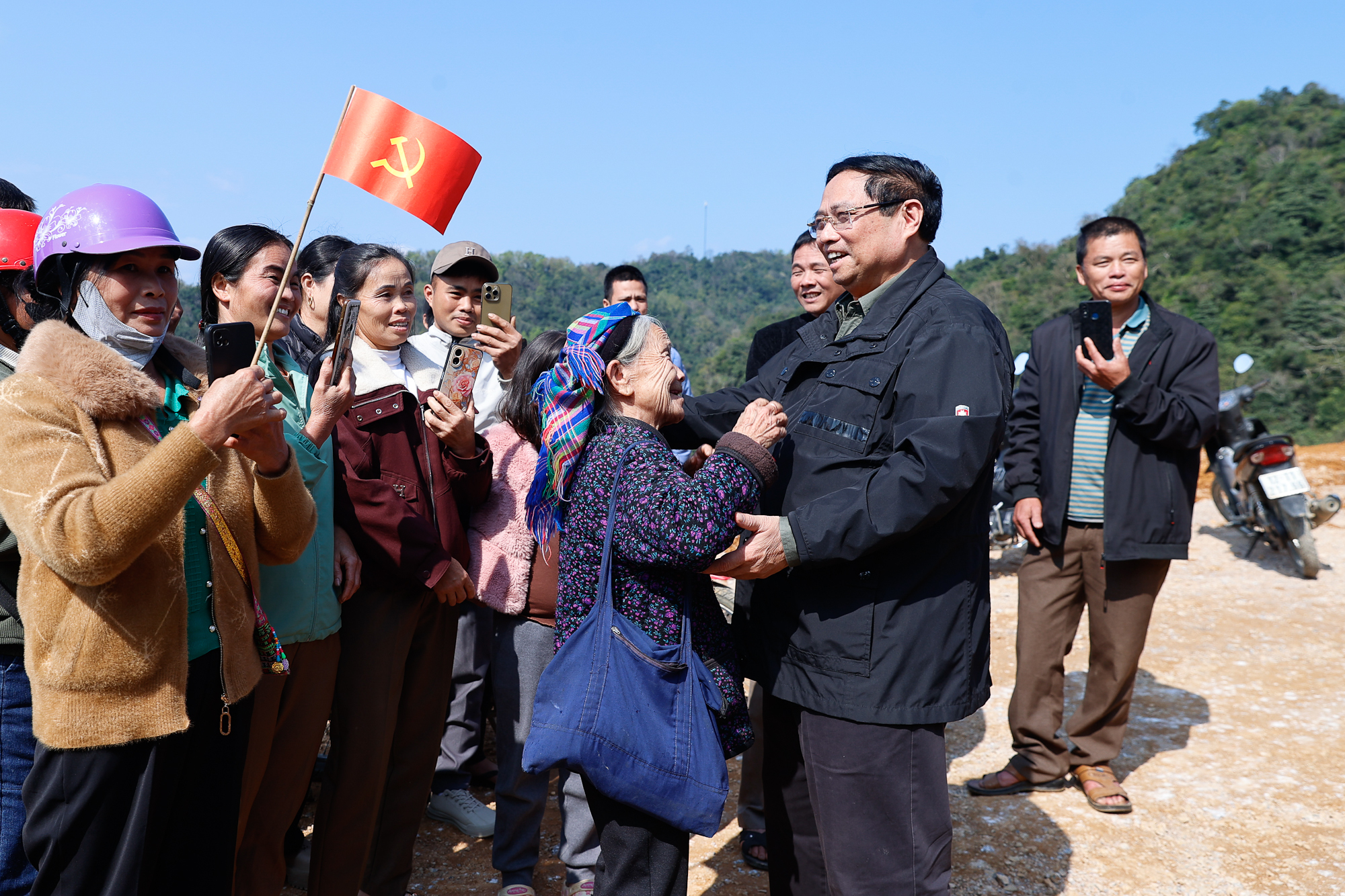 Thủ tướng thăm hỏi người dân tại Km43 dự án Đồng Đăng - Trà Lĩnh. (Ảnh: VGP)