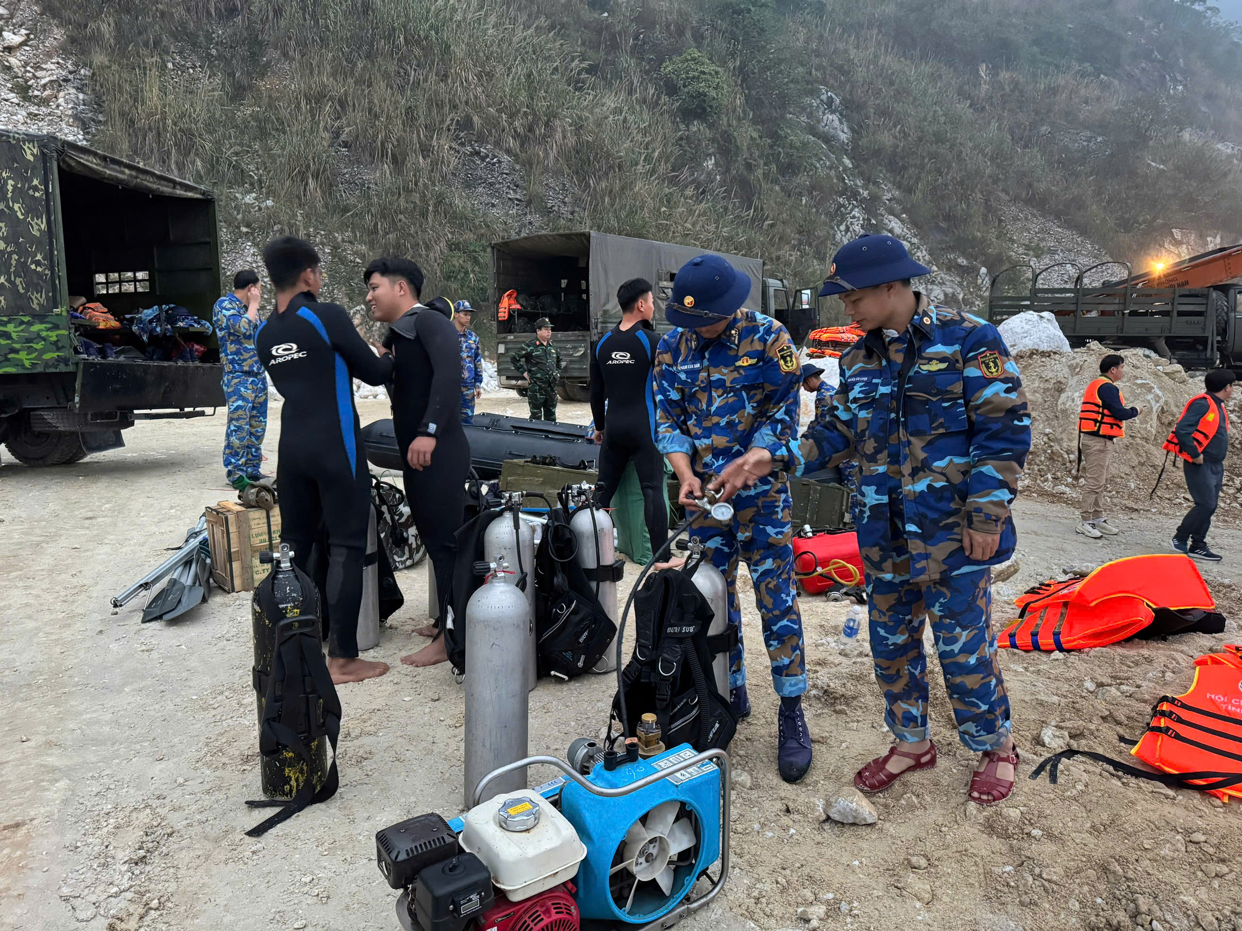 Thợ lặn thuộc Lữ đoàn Đặc công Hải quân 126 triển khai lực lượng, phương tiện tại hiện trường.