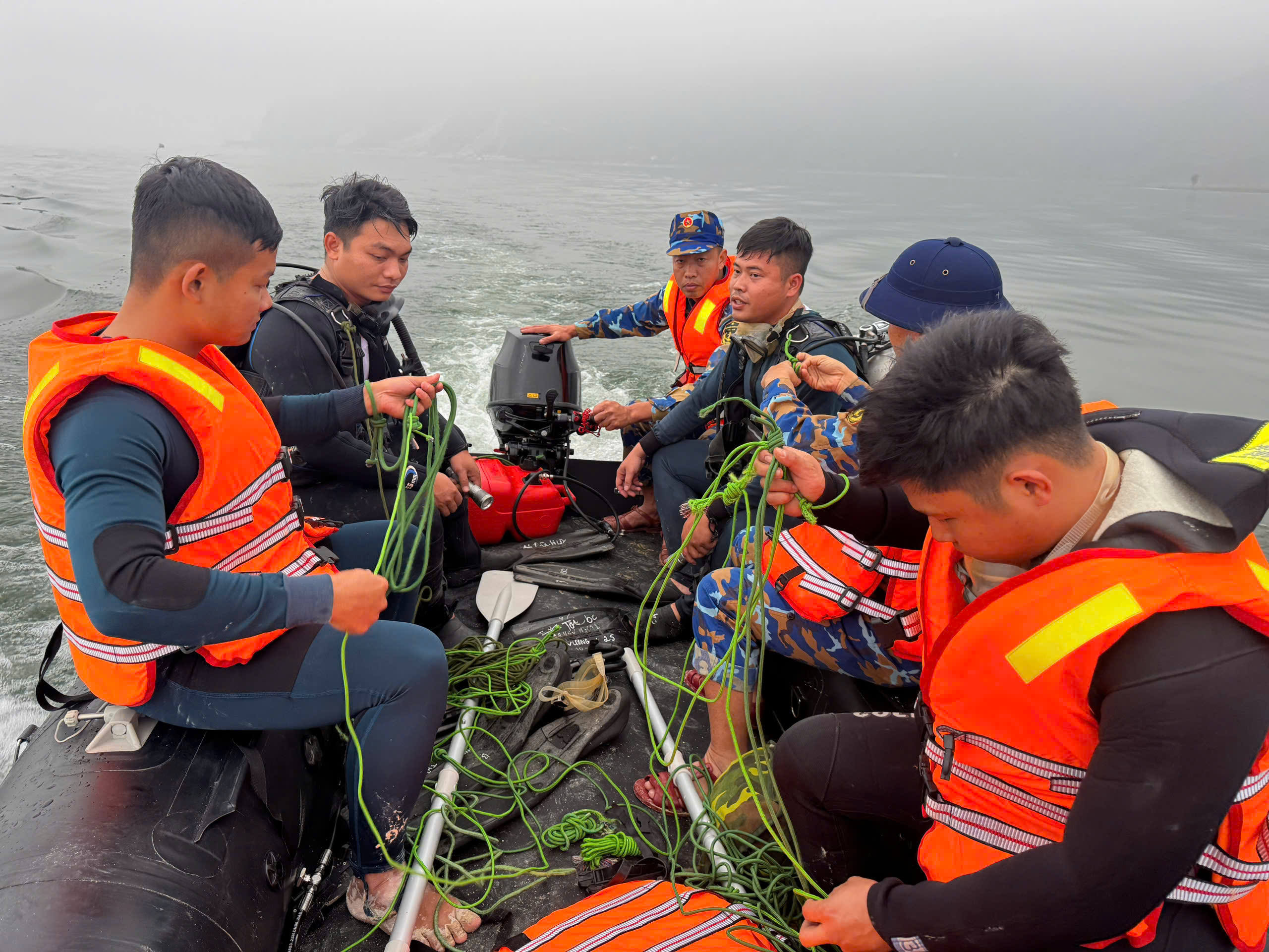 Cán bộ, chiến sĩ Lữ đoàn Đặc công Hải quân 126 cơ động ra vị trí tàu bị nạn.