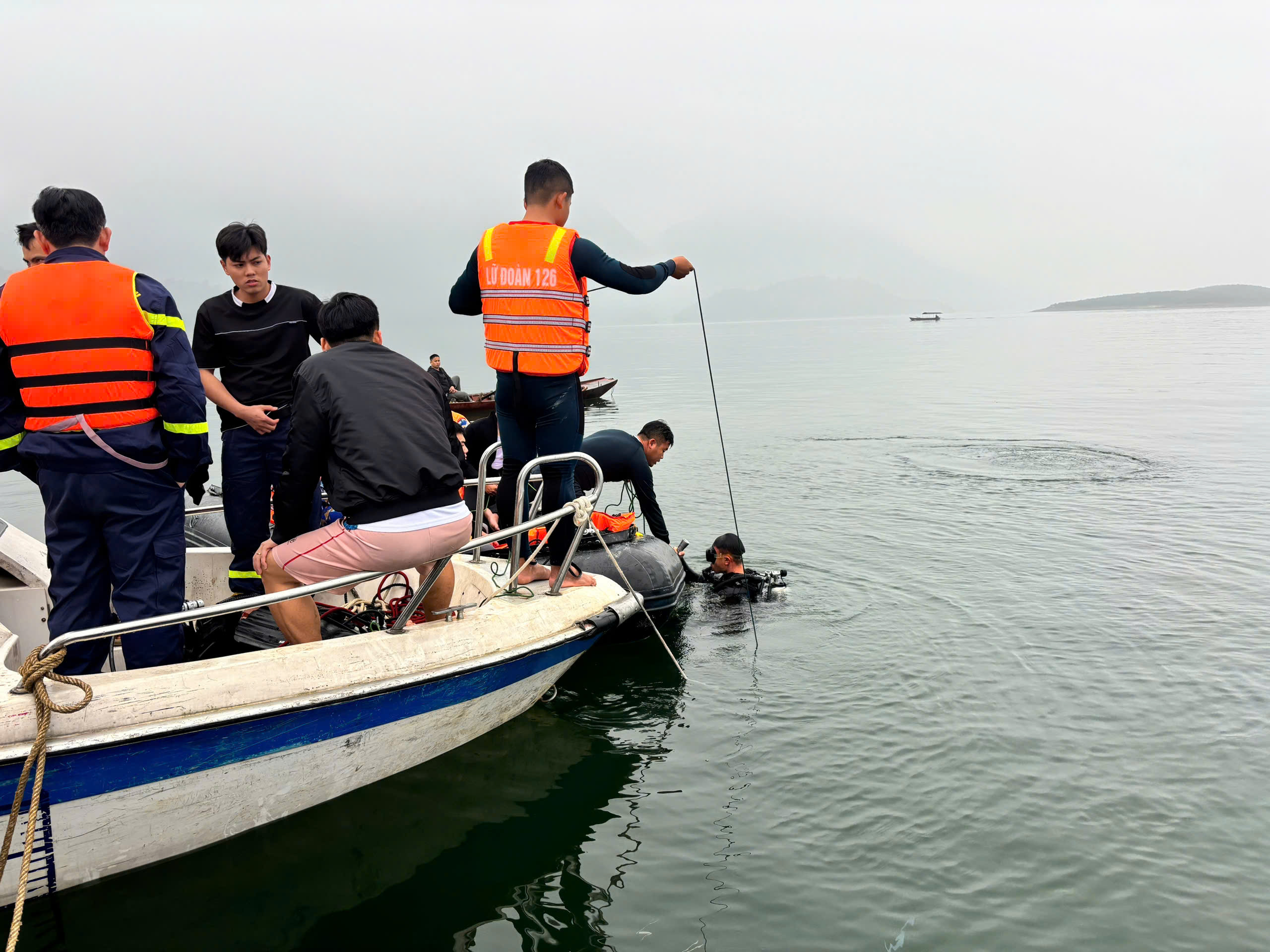 Lực lượng tìm kiếm cứu nạn của Lữ đoàn thực hiện nhiệm vụ tìm kiếm nạn nhân.