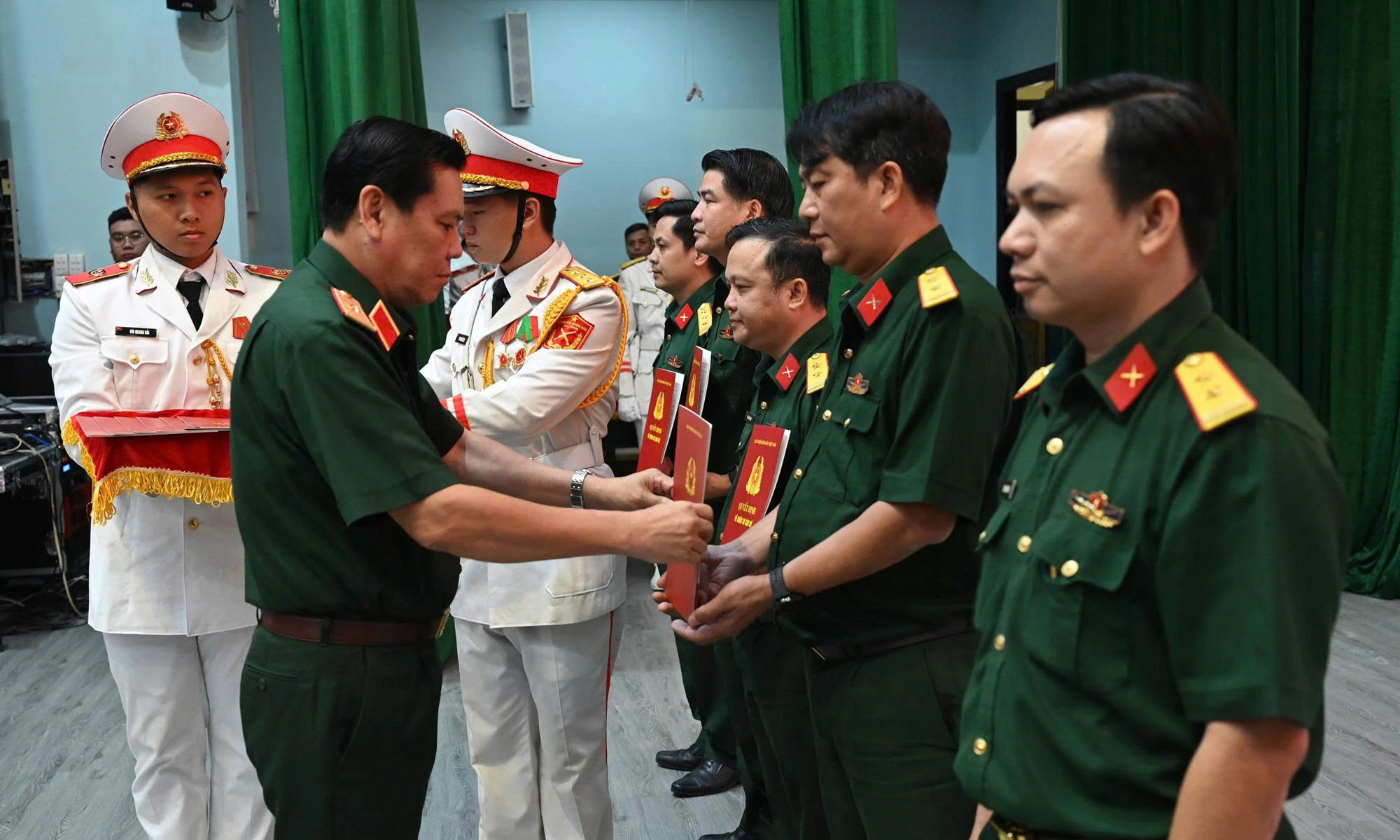 Thiếu tướng Đặng Văn Lẫm, Phó Tư lệnh Quân khu 7 trao quyết định bổ nhiệm chức vụ Chỉ huy trưởng Ban Chỉ huy quân sự cấp xã.