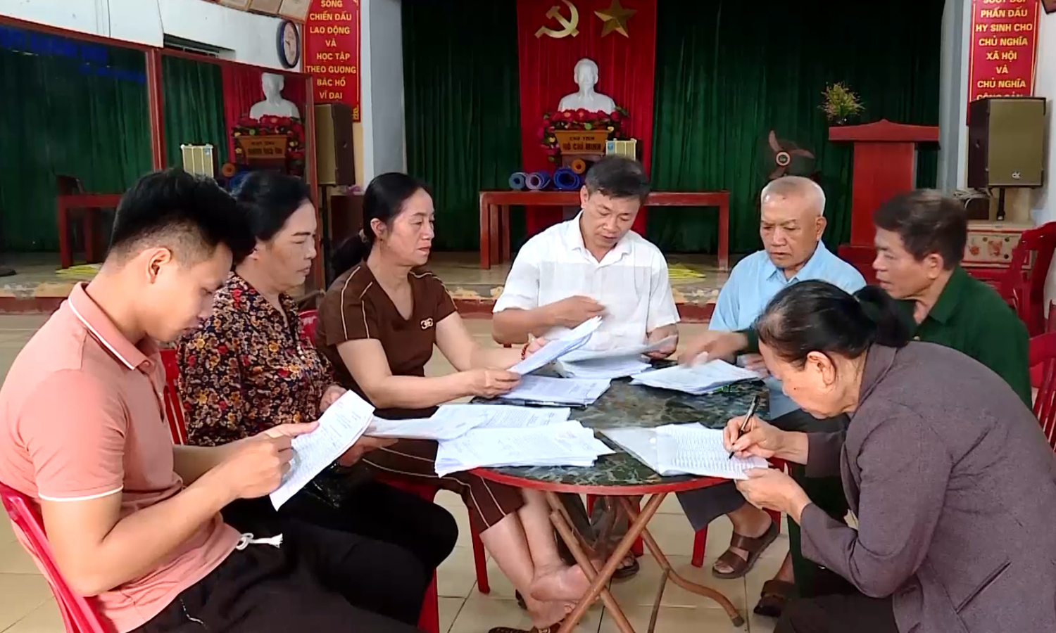 Người dân trên địa bàn tỉnh Ninh Bình tham gia ý kiến Nhân dân về chủ trương sáp nhập đơn vị hành chính cấp tỉnh, cấp xã hồi tháng 4/2025.