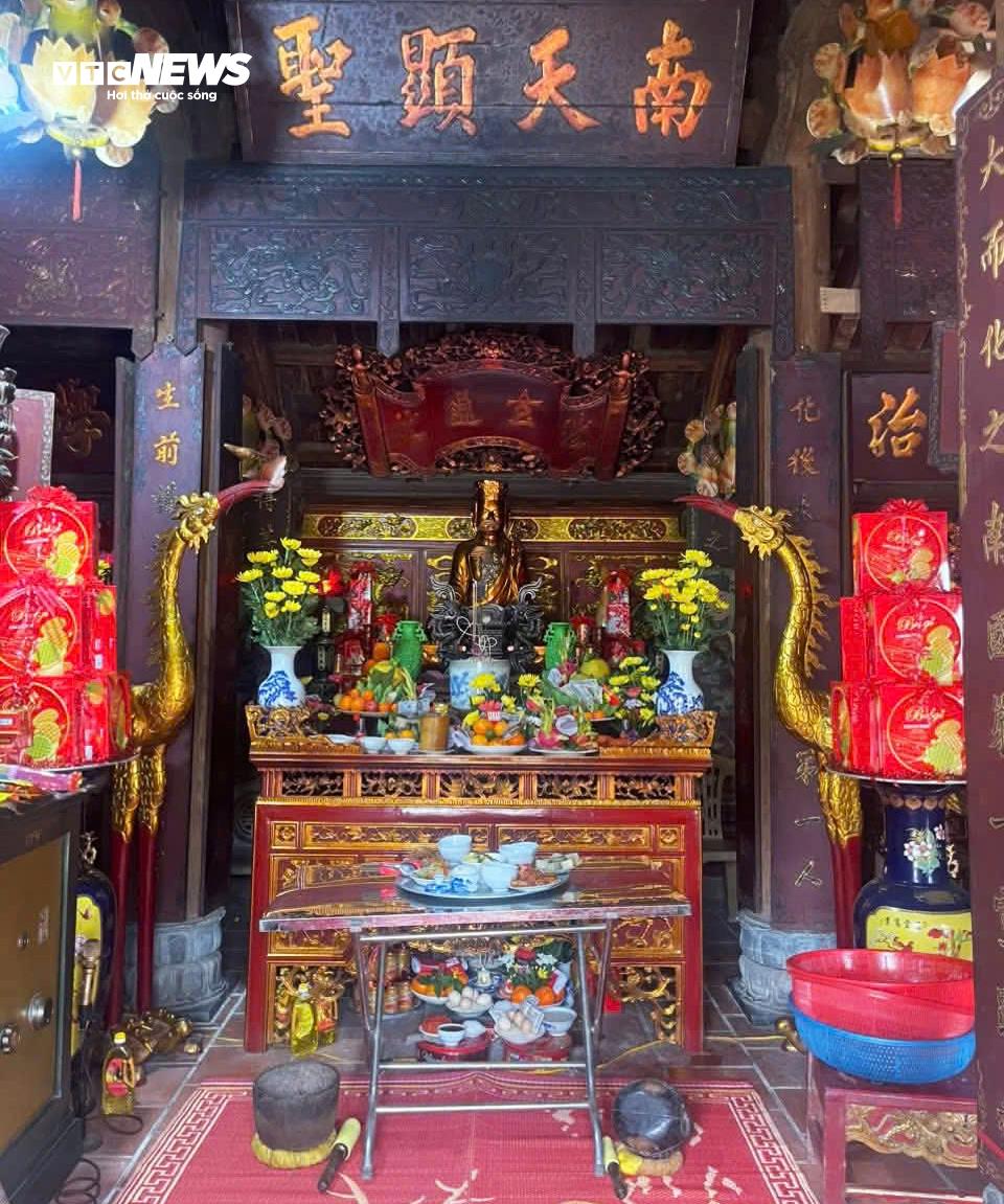 Quần thể di tích lịch sử văn hóa đền - chùa Phượng Vũ được xây dựng từ đời nhà Lý, vào khoảng năm Đinh Tỵ, cách nay hơn 900 năm. Đây là nơi tôn thờ đức Đệ Tam Thánh Tổ Lý triều Quốc sư Từ Đạo Hạnh và Vua Lý Thần Tông - người đã có công giúp dân trồng lúa, trồng dâu, cơi đê gieo hạt, đắp đê trị thủy, trừ đạo ôn hại lúa và chữa bệnh cứu người; truyền kinh giảng đạo, cứu độ chúng sinh.