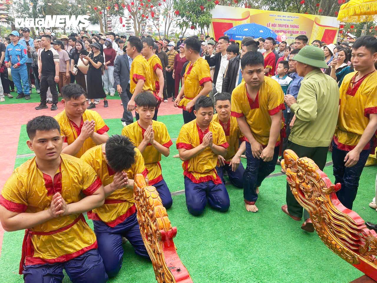 Tuy nhiên, năm nay phải đến 14h đoàn rước mới hạ kiệu, các trai tráng khênh kiệu tạ lễ trước khi về nhà tắm rửa.