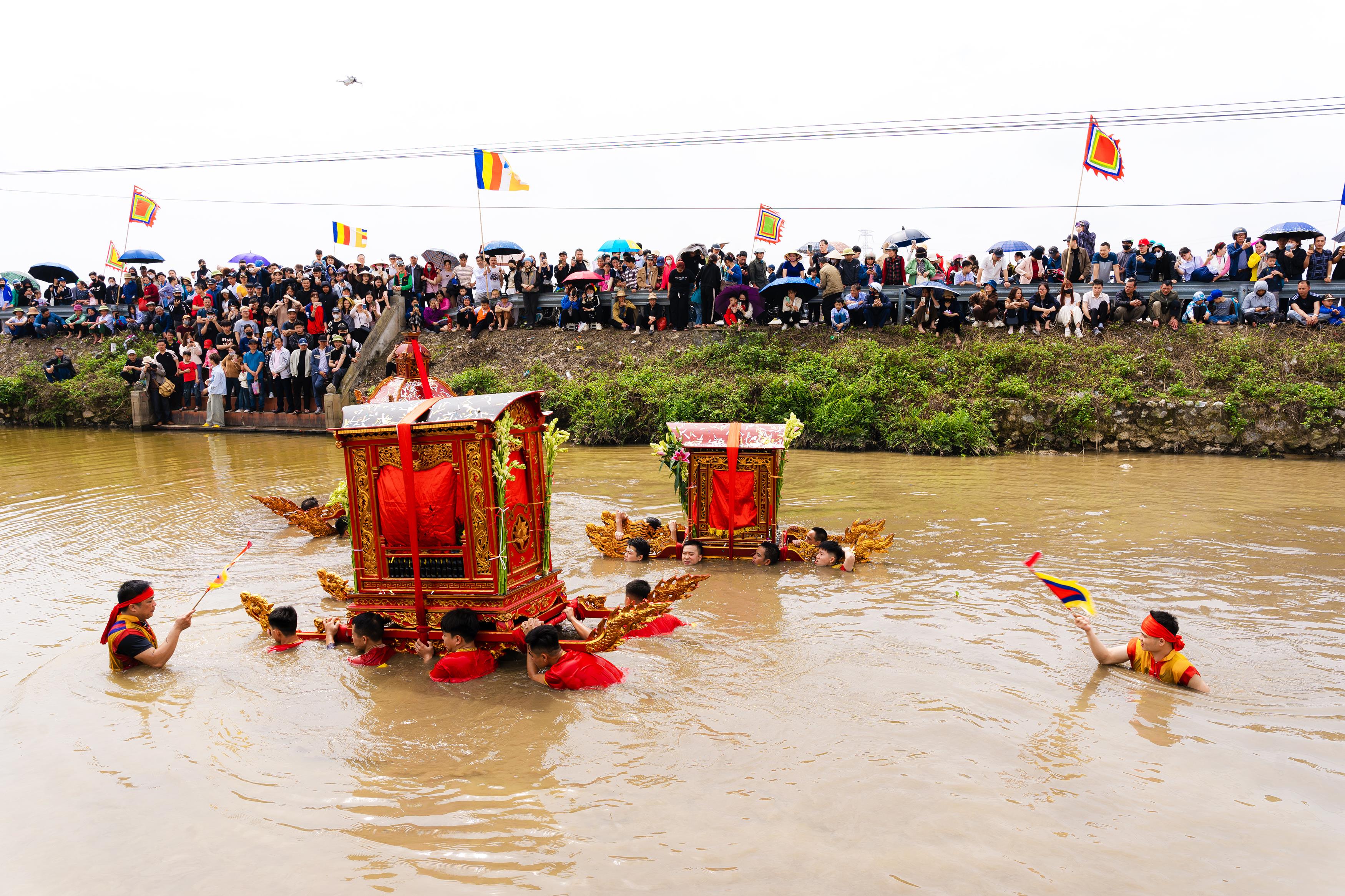 Đoàn kiệu được rước đi vòng quanh làng và trước khi giáng đền, kiệu phải được băng sông, lội ruộng và quay liên tục dưới nước hàng tiếng đồng hồ kể cả khi trời mưa rét tím tái, nước ngập cổ.