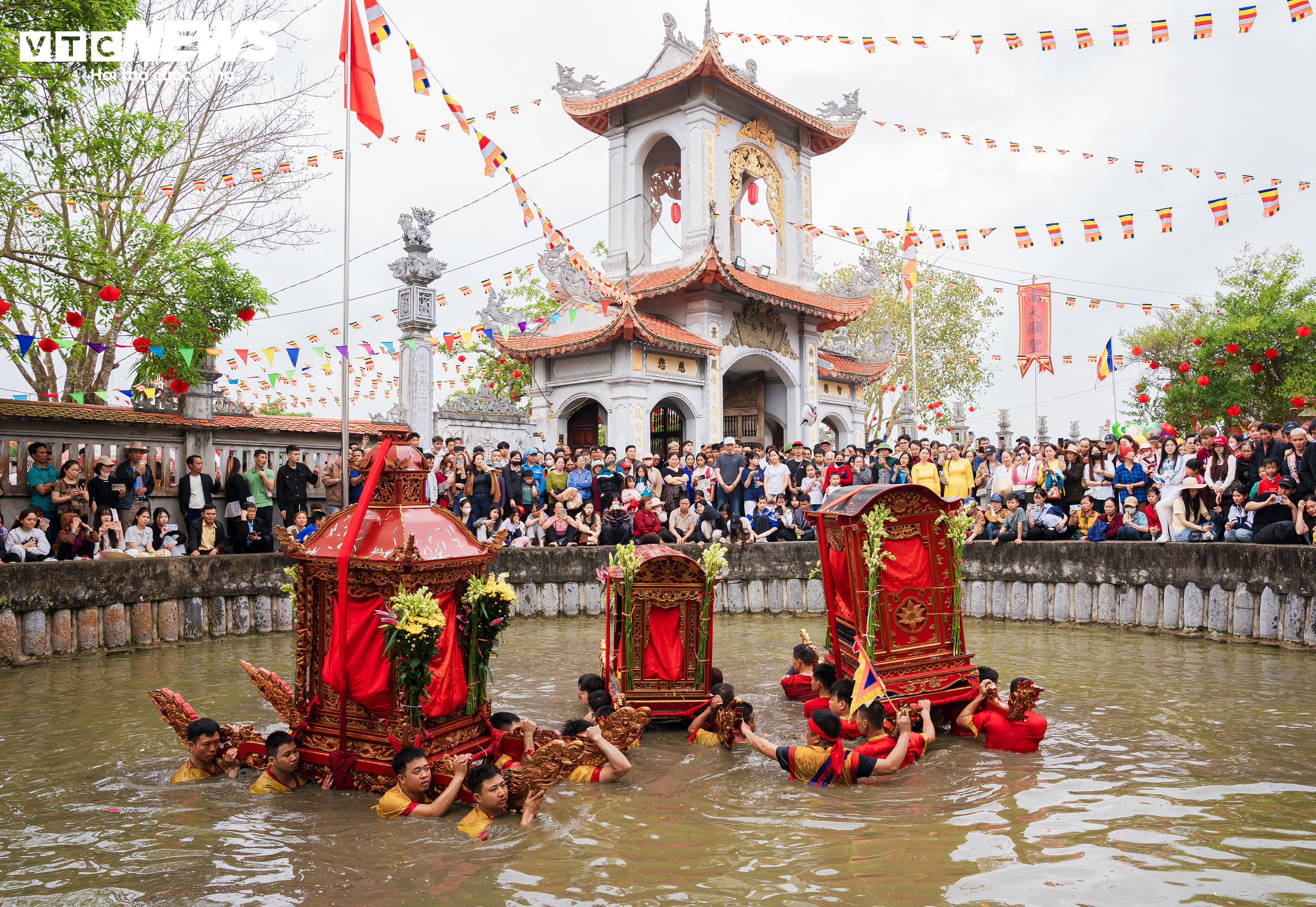 Trong dân gian vẫn lưu truyền câu "Rước kiệu mùng chín tháng Giêng/Kiệu quay sông nước ngả nghiêng đất trời" để nói về lễ hội đền - chùa Phượng Vũ. Ba chiếc kiệu đi đến đâu cũng đều nhận được sự hò reo, ủng hộ của người dân, khiến không khí lễ hội thêm náo nhiệt nhưng không kém phần linh thiêng.