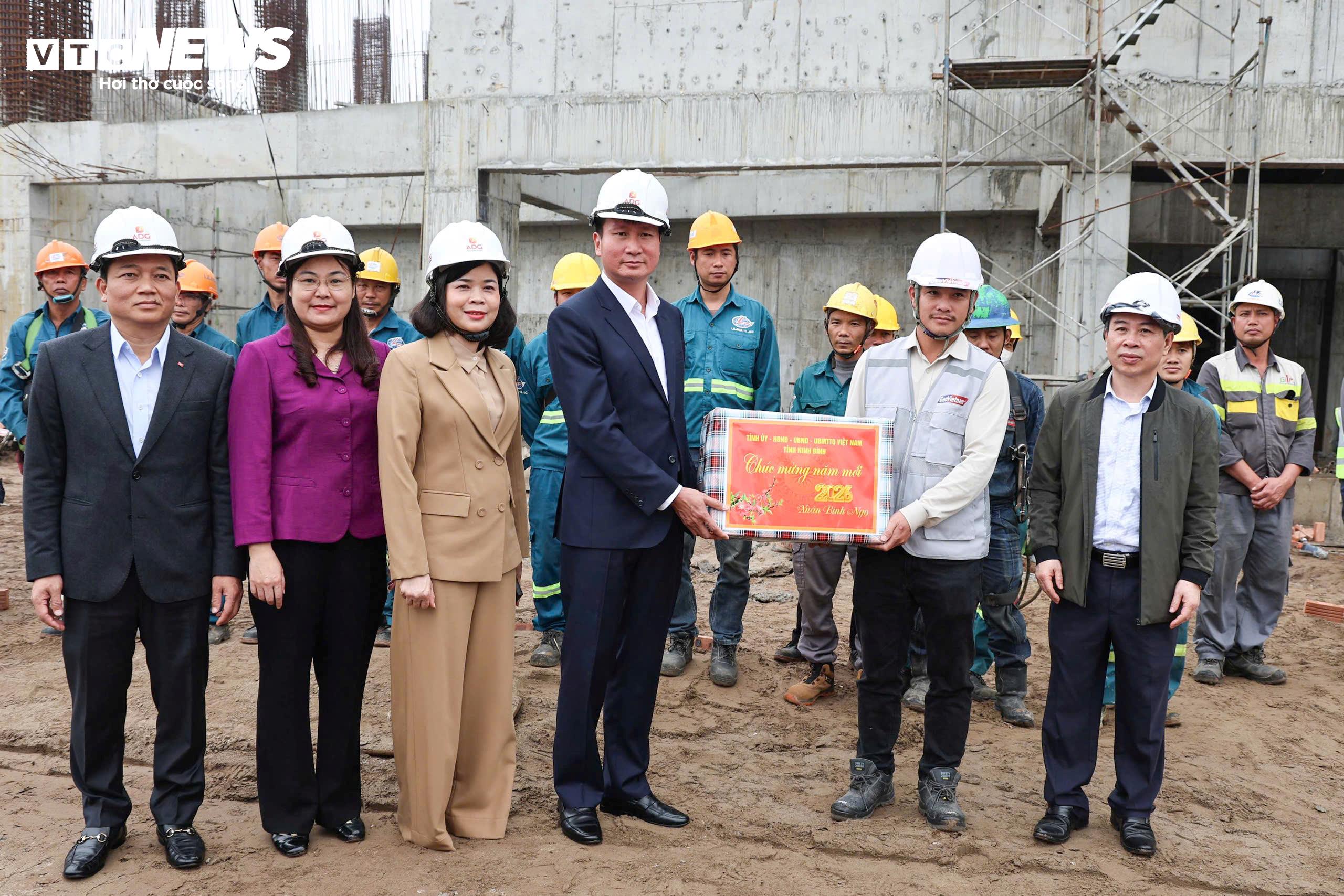 Chủ tịch UBND tỉnh Trần Huy Tuấn trao quà động viên đội ngũ kỹ sư, công nhân đang làm việc tại công trường.