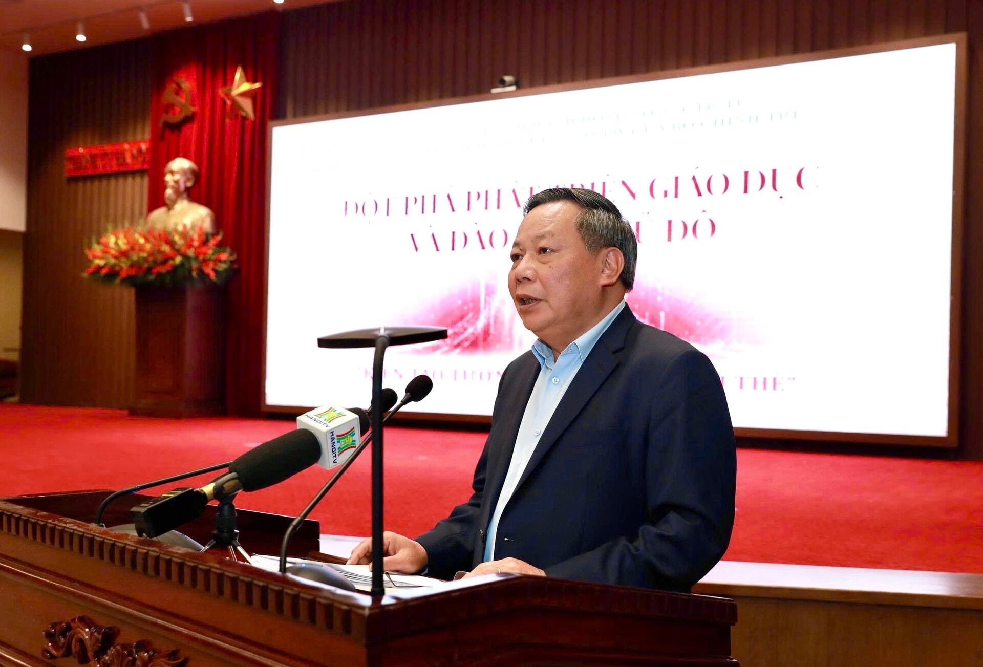 Phó Bí thư Thành ủy Nguyễn Văn Phong trình bày tại hội nghị.