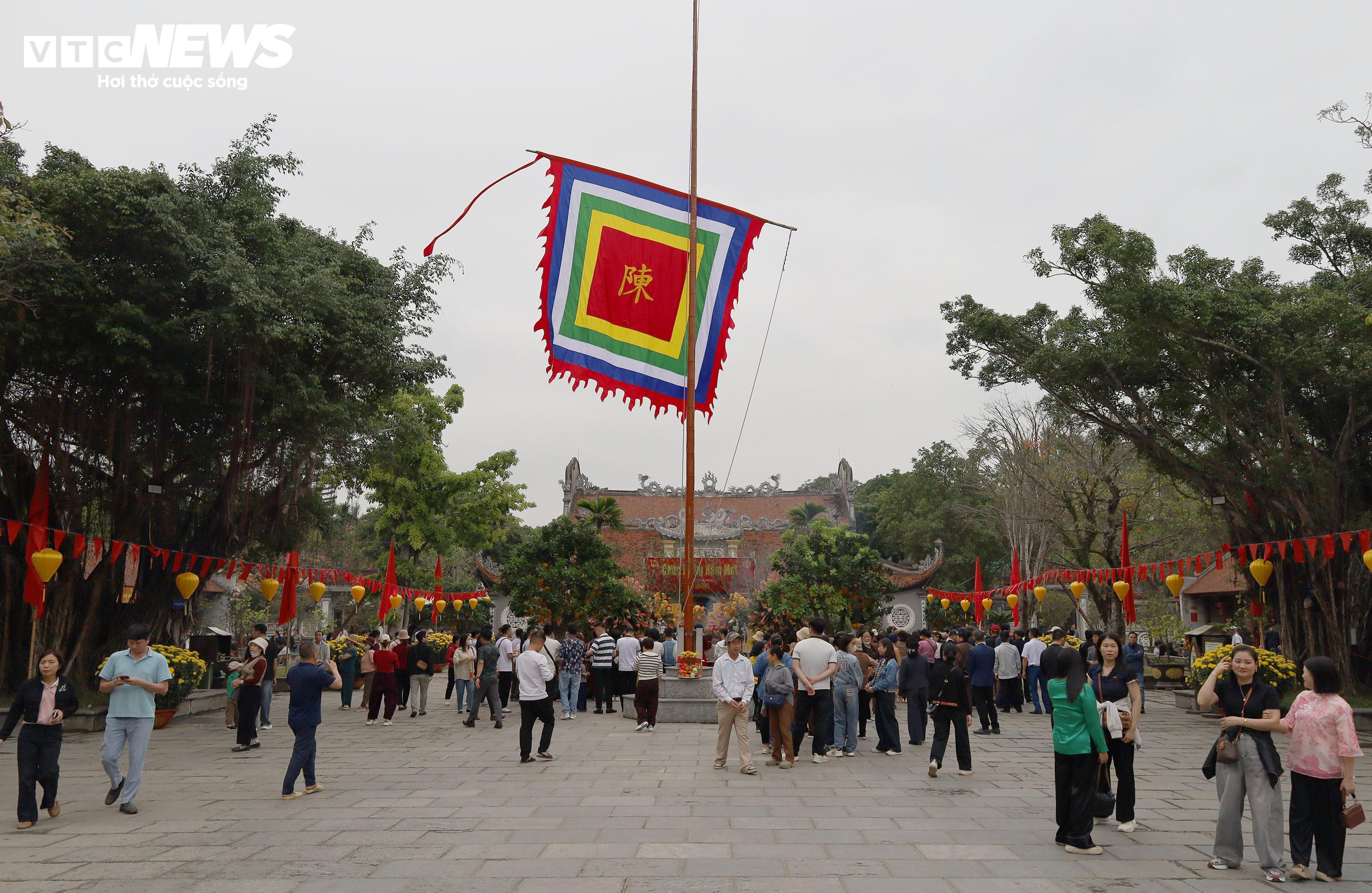 Lễ hội mùa Xuân Côn Sơn - Kiếp Bạc đang diễn ra tại khu Di tích Lịch sử Quốc gia đặc biệt, Di sản Văn hóa Thế giới đền Kiếp Bạc, phường Trần Hưng Đạo (Hải Phòng), thu hút hàng nghìn du khách mỗi ngày.