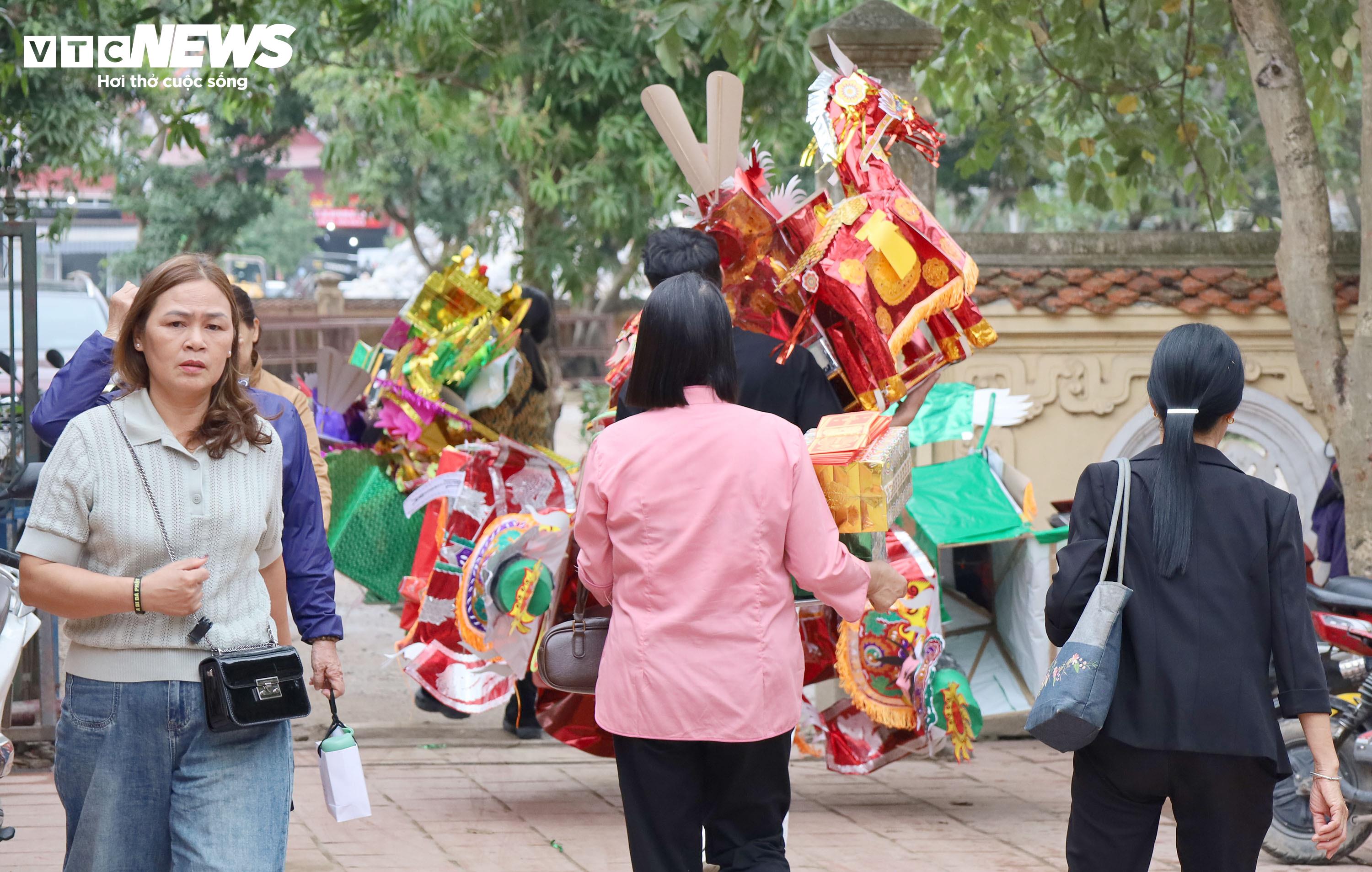 Theo đánh giá cá nhân, ông Mạnh cho biết, tại di tích đền Kiếp Bạc ước lượng mỗi năm có từ 700 – 800 đoàn hầu đồng, tính trung bình mỗi đoàn hầu chi khoảng 30-50 triệu, mỗi năm “đốt” số đồ mã quy ra tiền khoảng 21-25 tỷ đồng.