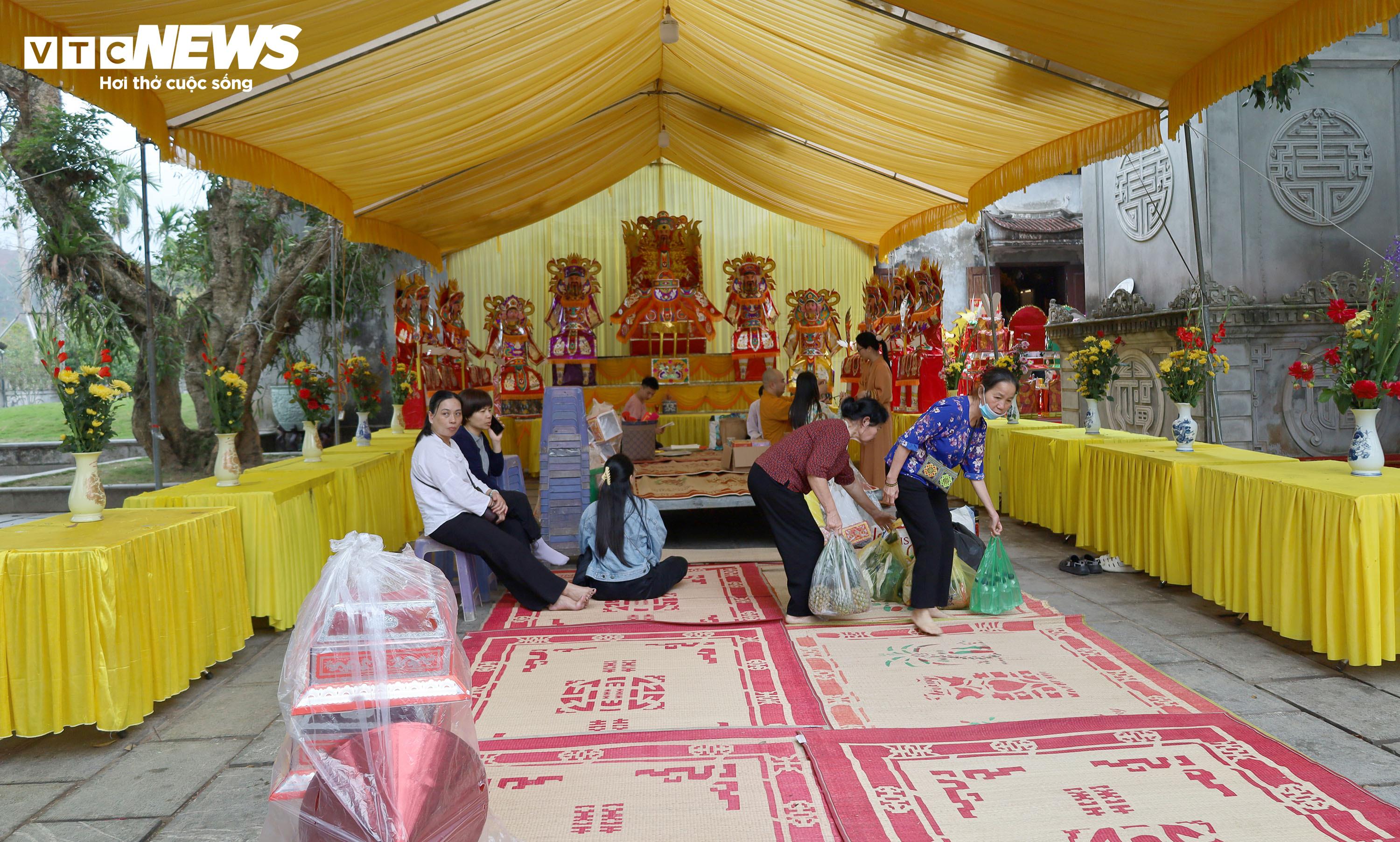 Thông tin với PV Báo Điện tử VTC News, ông Nguyễn Minh Hùng, Phó Chủ tịch UBND TP Hải Phòng, Trưởng ban Tổ chức Lễ hội mùa Xuân Côn Sơn – Kiếp Bạc cho biết, việc đốt vàng mã ở các di tích, trong đó có đền Kiếp Bạc là vấn đề lãnh đạo Thành phố Hải Phòng rất quan tâm.