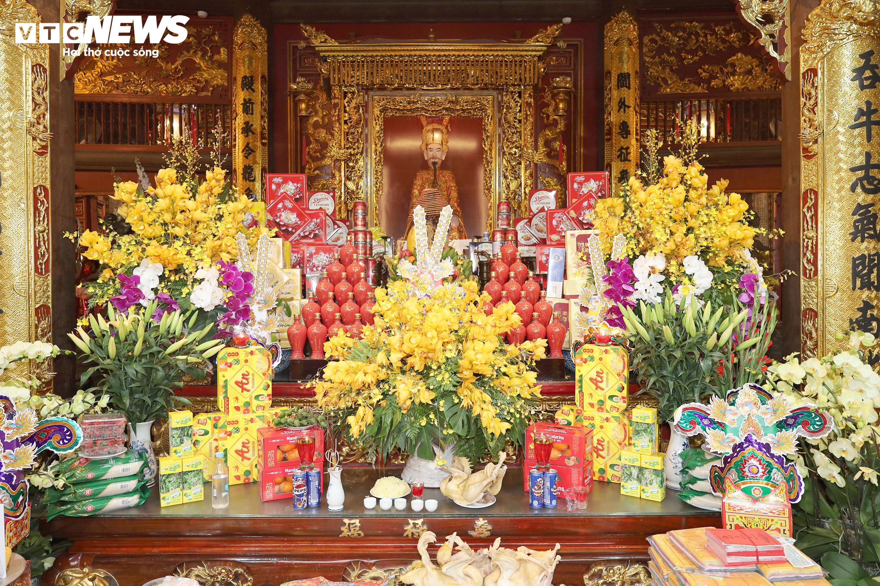 Theo ghi nhận của PV Báo Điện tử VTC News, khu vực chính điện và sân phía trước đền chủ yếu là người dân cùng du khách thập phương đến dâng hương, mang theo lễ vật truyền thống và chỉ một lượng nhỏ vàng mã.