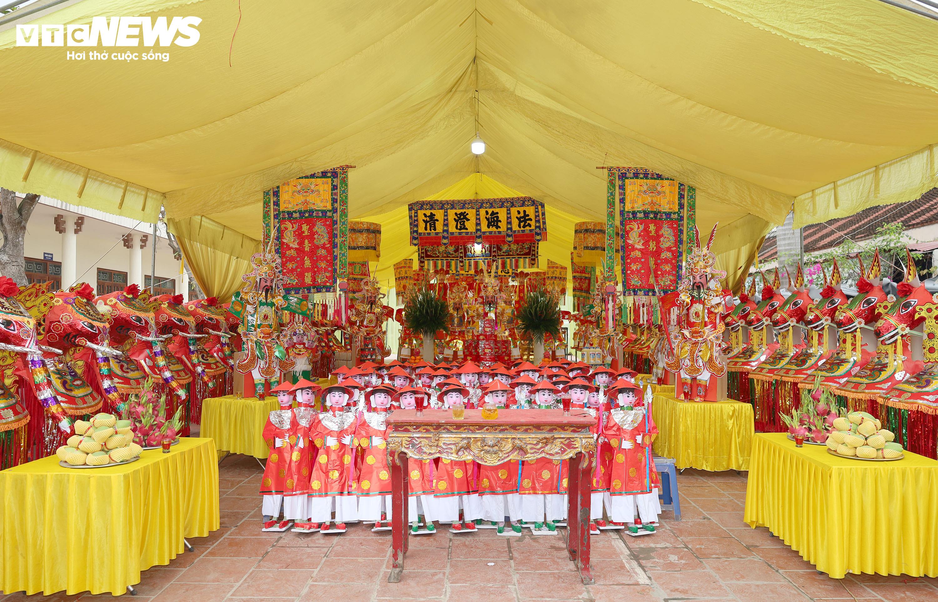 Tuy nhiên, phía sau bên phải đền và khu vực sân trước dãy nhà công vụ lại được dựng nhiều nhà bạt rộng hàng chục m² để trưng bày, sắp đặt hàng loạt đồ mã cỡ lớn như voi chiến, ngựa chiến, thuyền chiến, hình nhân tướng sĩ… phục vụ các hoạt động hầu đồng, tiến mã của các đoàn thanh đồng trong và ngoài thành phố.