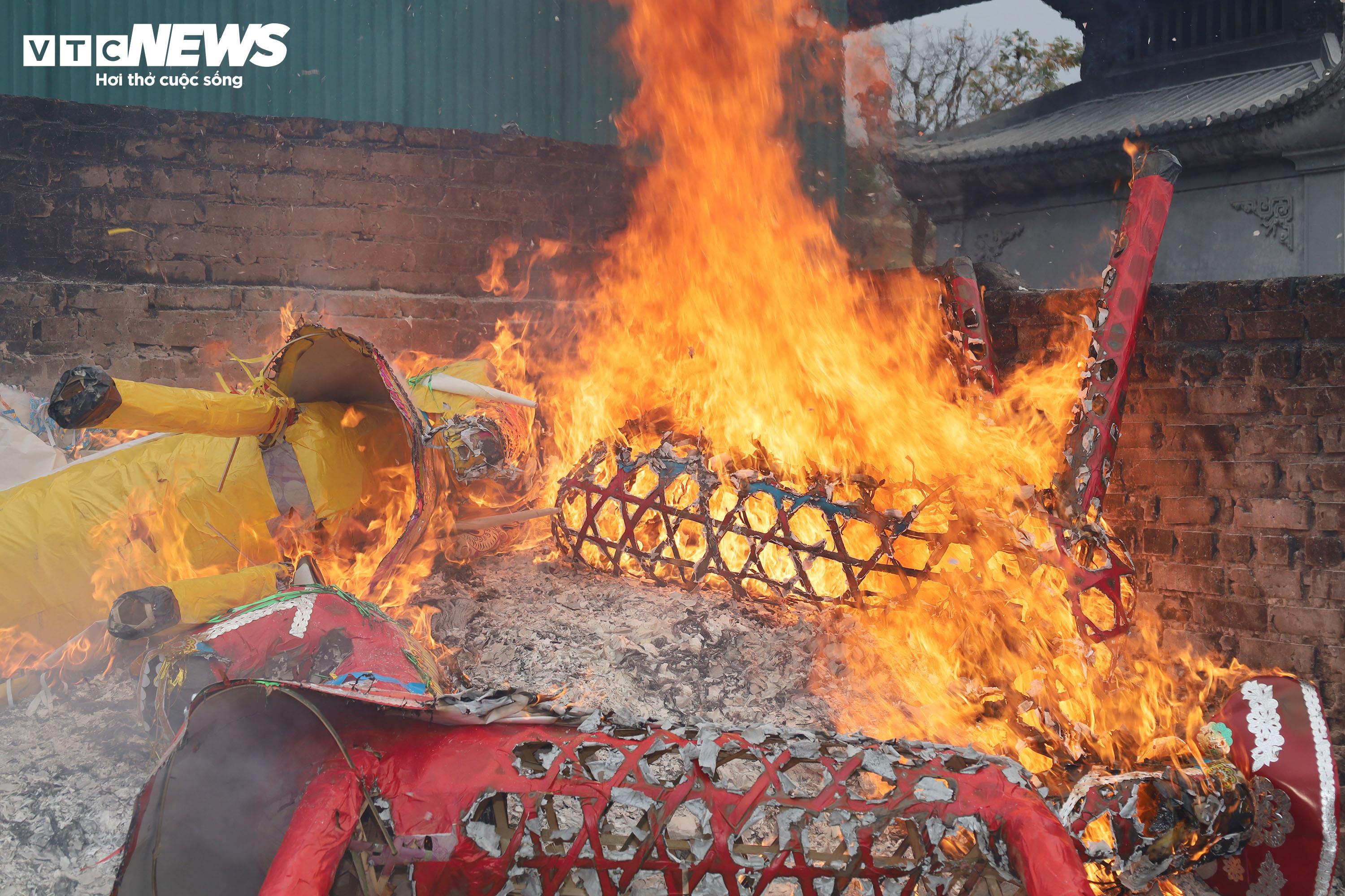 Thông tin với PV Báo Điện tử VTC News, ông Lê Duy Mạnh, Phó trưởng ban Quản lý di tích Côn Sơn – Kiếp Bạc cho biết, tại di tích này, cùng với tín ngưỡng thờ Đức Thánh Trần, việc đốt vàng mã được xem là yếu tố quan trọng trong thực hành nghi lễ hầu đồng. Ở nước ta có 2 tín ngưỡng hầu đồng là hầu đồng tứ Phủ với trung tâm là Phủ Dầy (được coi là thánh địa), và hầu đồng Trần Triều, trong đó Kiếp Bạc giữ vai trò là thánh địa.