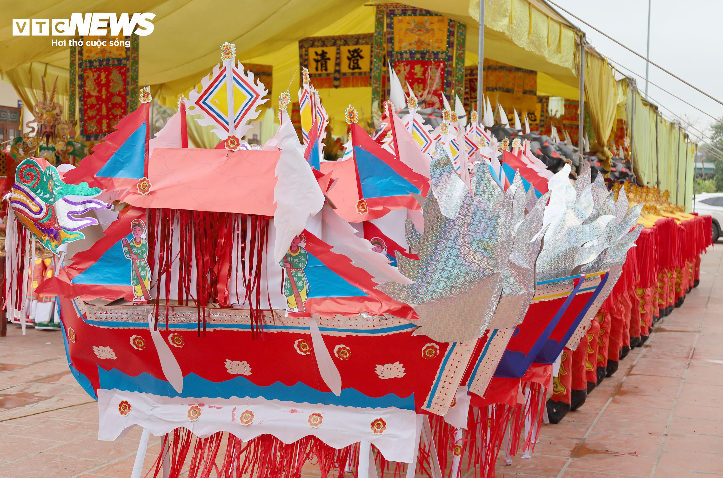 Đồng thời, thành phố sẽ tiếp tục nghiên cứu kỹ lưỡng và xin ý kiến của Bộ Văn hóa - Thể thao và Du lịch về việc có nên thí điểm cấm hoặc hạn chế đốt vàng mã hay không. “Việc cấm hay không là vấn đề lớn nên cũng phải rất cân nhắc. Mối quan tâm của phóng viên rất trúng, đúng với quan điểm của lãnh đạo thành phố, nhằm tập trung nâng cao chất lượng quản lý các di tích lịch sử văn hóa cũng như các hoạt động văn hóa lễ hội”, ông Nguyễn Minh Hùng nhấn mạnh.