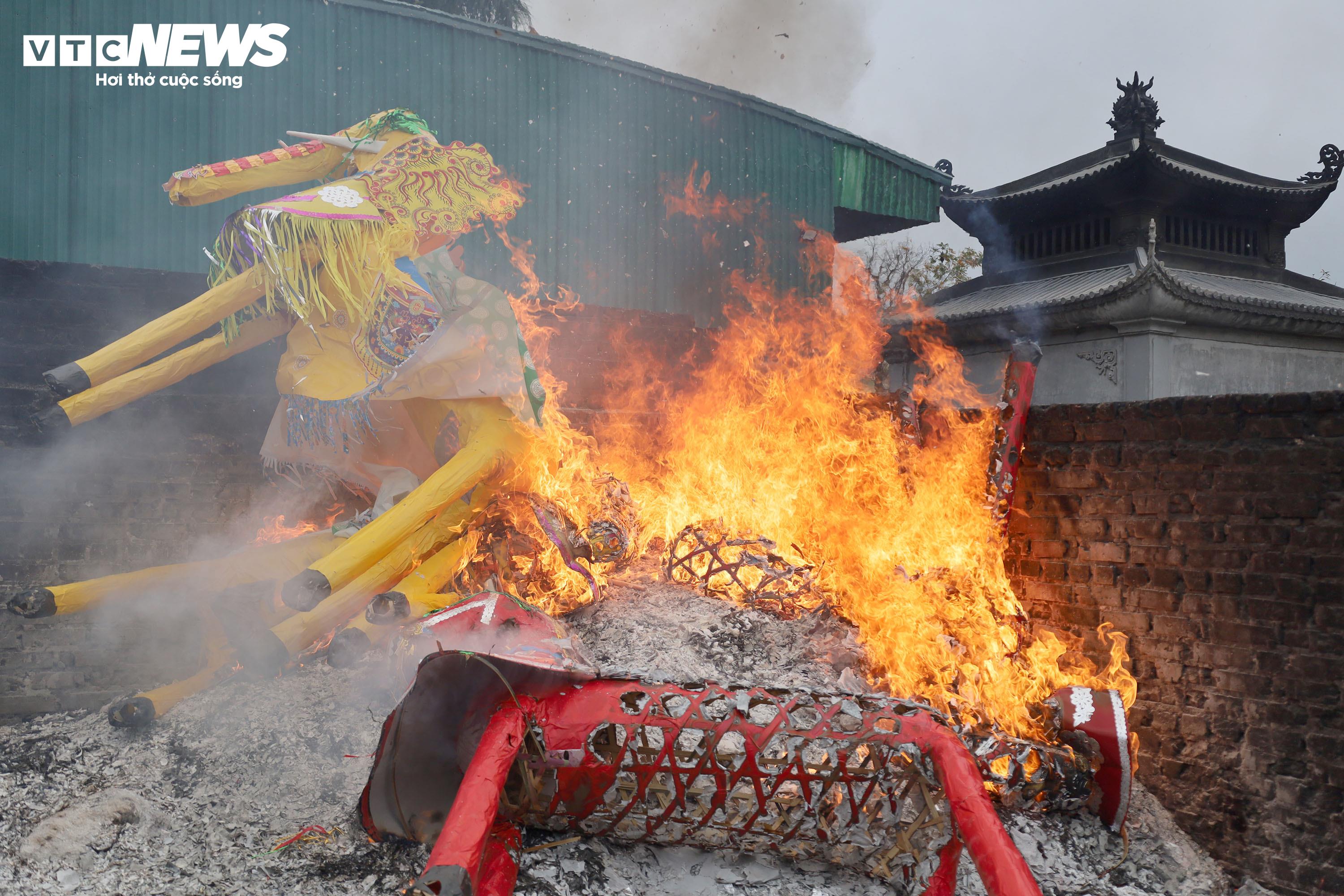 Cách lầu hóa sớ không xa là khu vực rộng khoảng 20m² được xây tạm để làm nơi hóa đồ mã lớn. Khu này gần như luôn đỏ lửa, mỗi đợt gió thổi qua lại cuốn theo tro bụi phát tán ra không gian trong khu di tích.