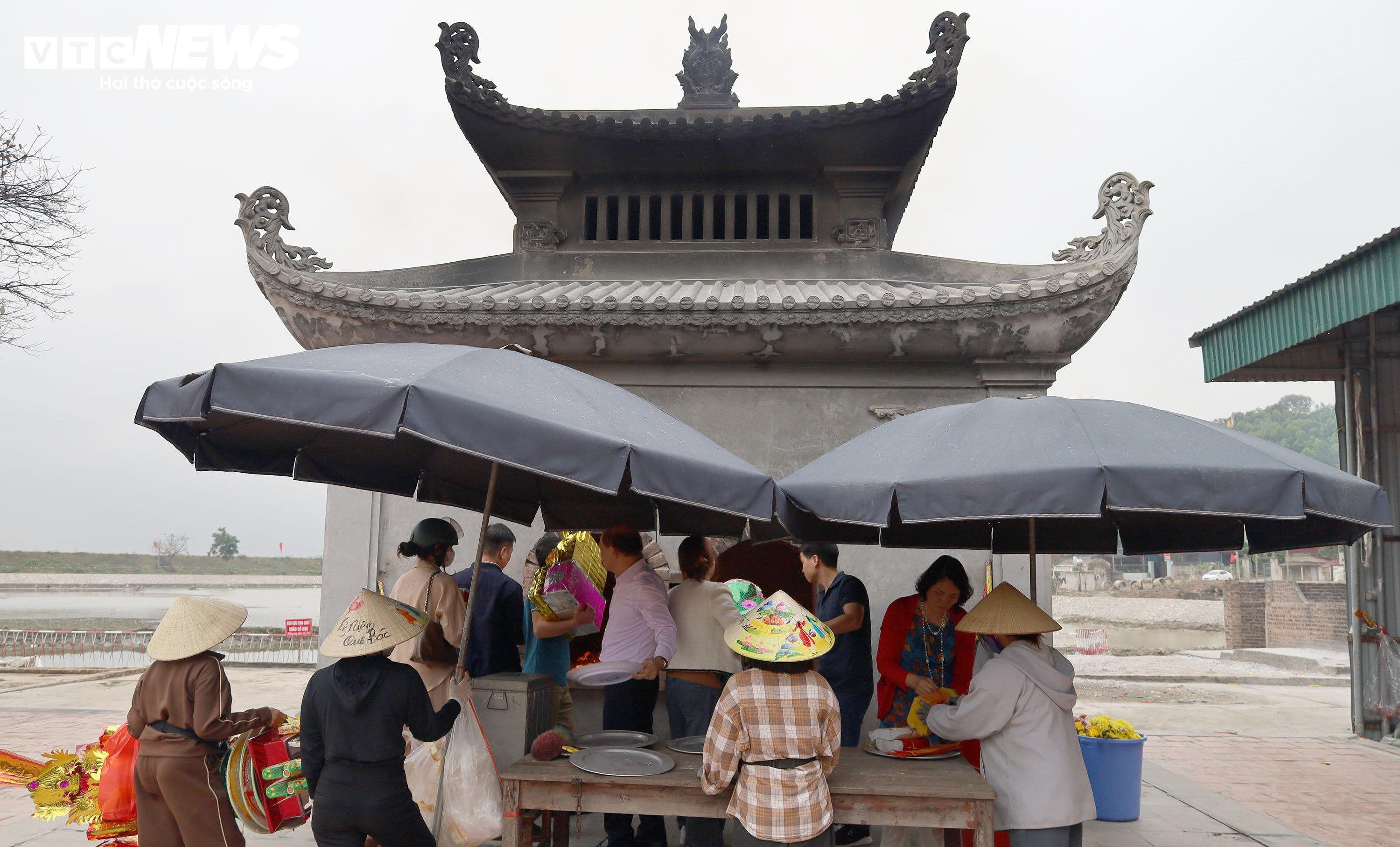 Khu di tích đã có một lầu hóa sớ, chủ yếu là đốt tiền vàng mã, hoặc đồ mã nhỏ. Còn đối với đồ mã lớn như thuyền rồng, voi, ngựa... có kích thước lớn thì được hóa ở khu vực khác.