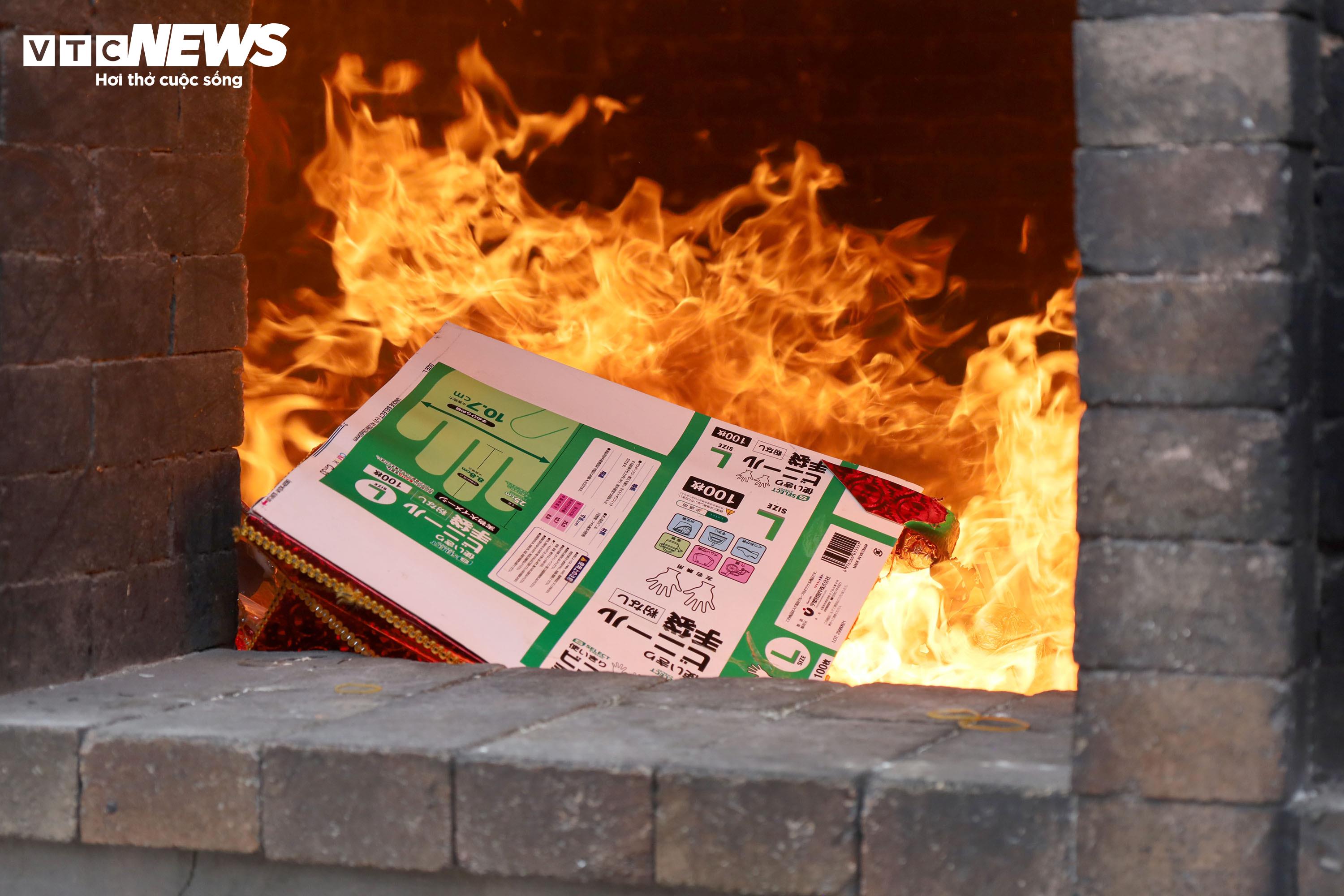 Ngột ngạt khói lửa, quá tải vàng mã ở lễ hội Côn Sơn - Kiếp Bạc - 13