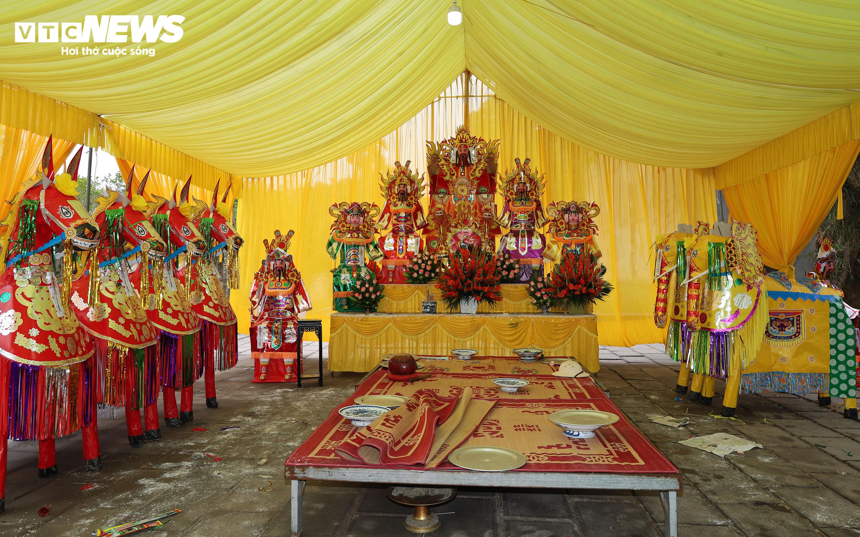 Kết thúc canh hầu, số đồ mã được chuyển hết đi hóa, nhường chỗ cho những đoàn sau tiếp tục đăng ký diễn xướng hầu đồng.