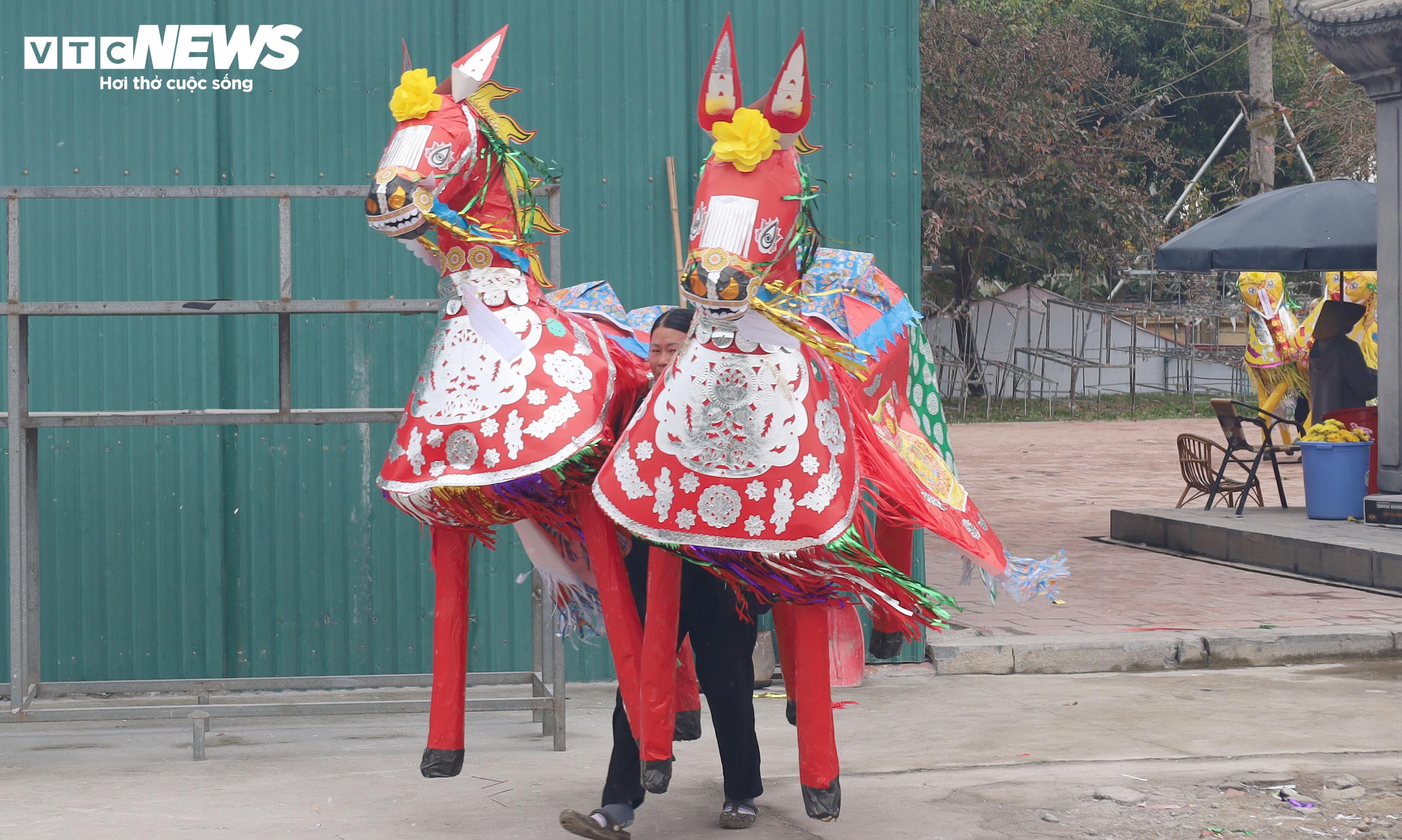 Sau mỗi canh hầu, số đồ mã này được chuyển ra đốt ở một khu tập trung được Ban quản lý bố trí xây dựng. Những người làm dịch vụ hóa vàng này được các đoàn hầu đồng tự nguyện trả thù lao theo số lượng đồ mã cung tiến.