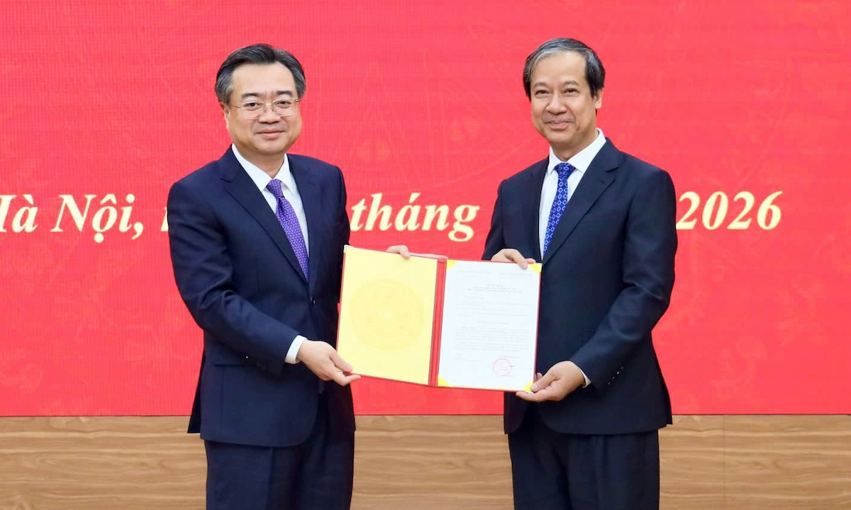 Trưởng Ban Chính sách, Chiến lược Trung ương Nguyễn Thanh Nghị trao quyết định cho ông Nguyễn Kim Sơn. (Ảnh: Ban Chính sách, chiến lược Trung ương)