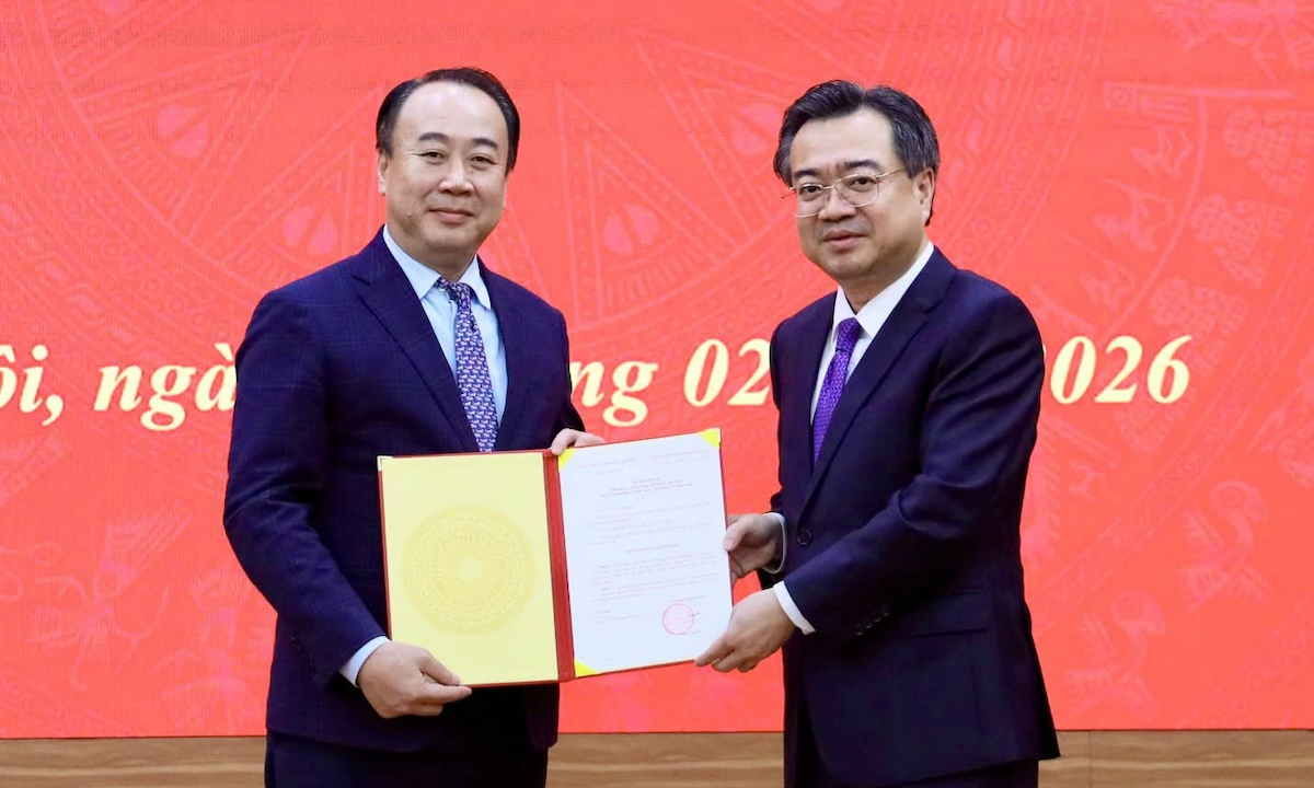 Trưởng Ban Chính sách, chiến lược Trung ương Nguyễn Thanh Nghị trao quyết định cho ông Nguyễn Sỹ Hiệp. (Ảnh: Ban Chính sách, chiến lược Trung ương)