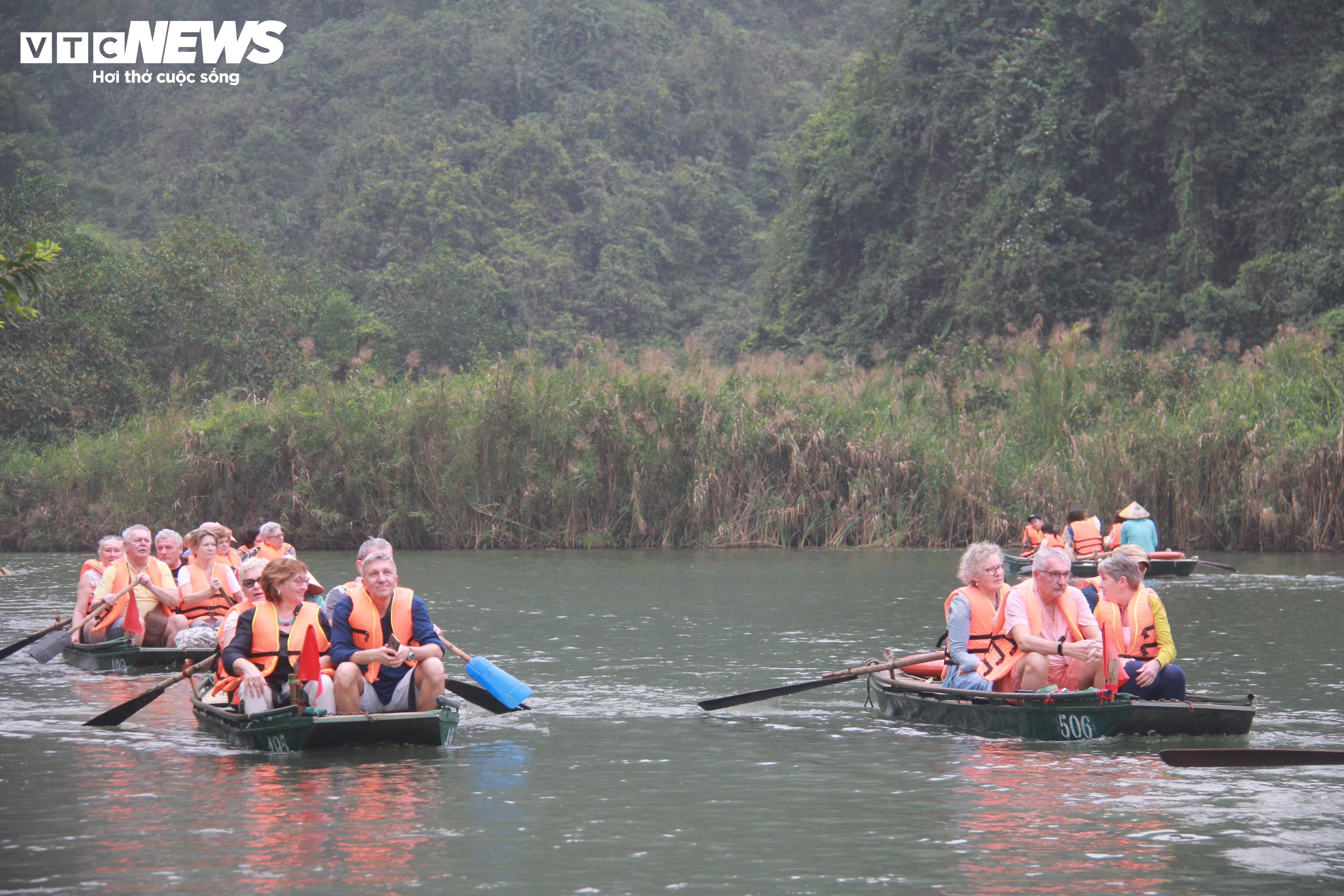 Lượng khách quốc tế đến Ninh Bình du lịch cũng tăng cao dịp đầu năm 2026.