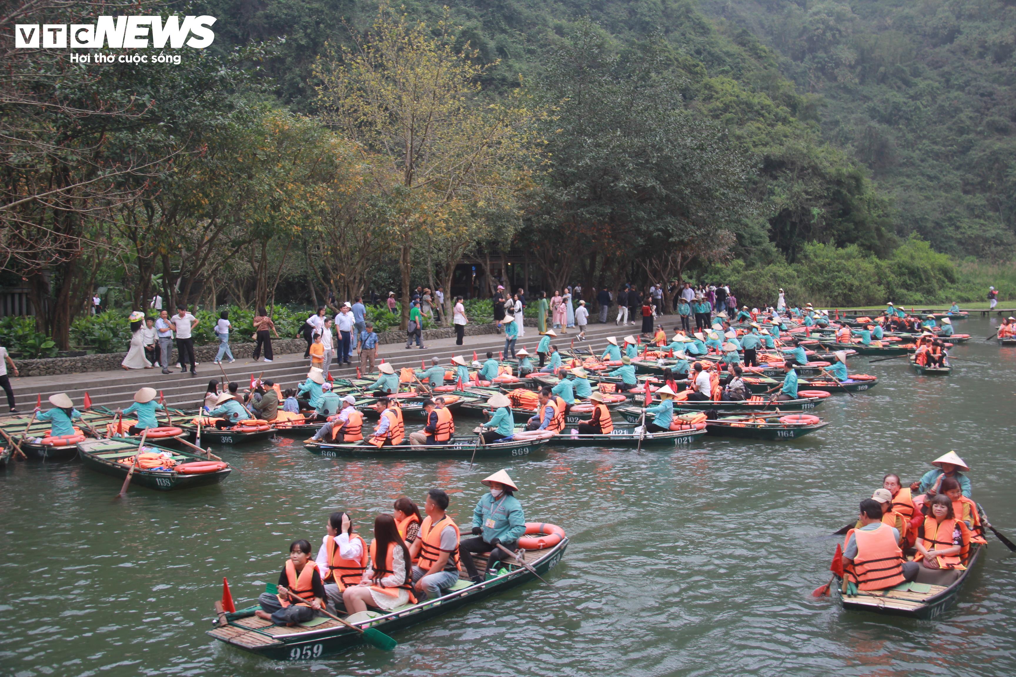 Từ sáng sớm 1/3, bến thuyền khu du lịch Tràng An đã tấp nập du khách.