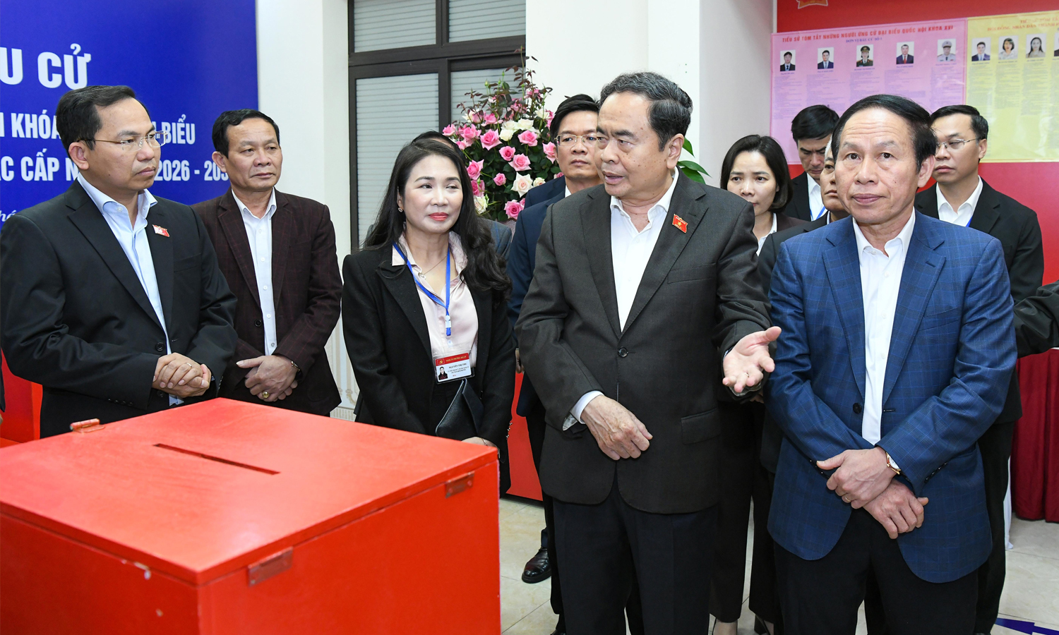 Chủ tịch Quốc hội Trần Thanh Mẫn khảo sát thực tế tại khu vực bỏ phiếu số 8, phường Hải An, TP Hải Phòng ngày 28/2. (Ảnh: Lâm Hiển)