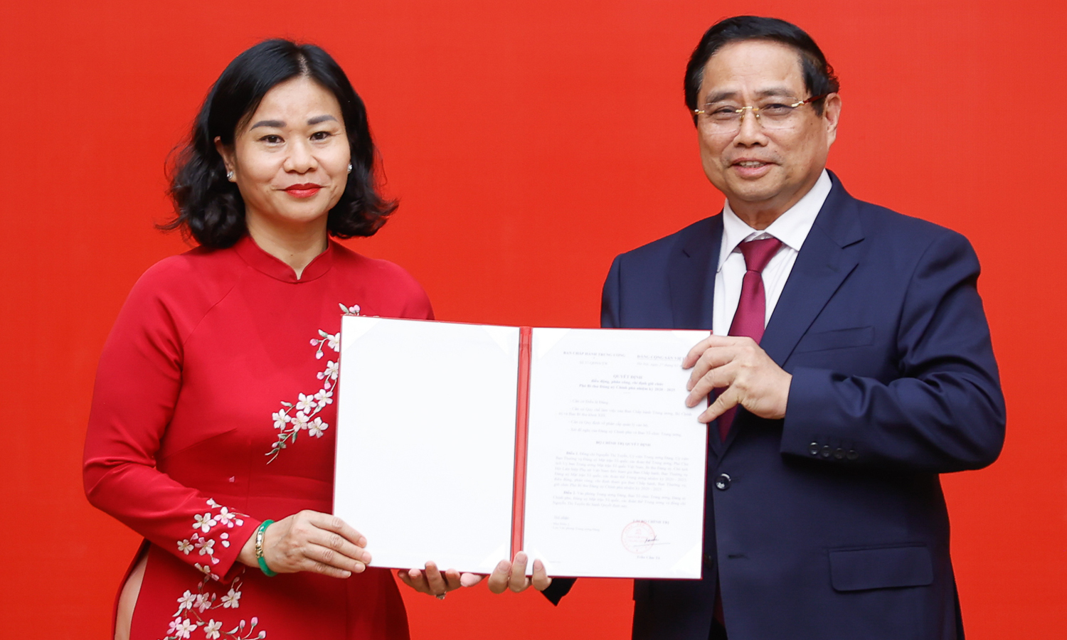 Thủ tướng trao Quyết định điều động, phân công của Bộ Chính trị cho bà Nguyễn Thị Tuyến. (Ảnh: VGP)