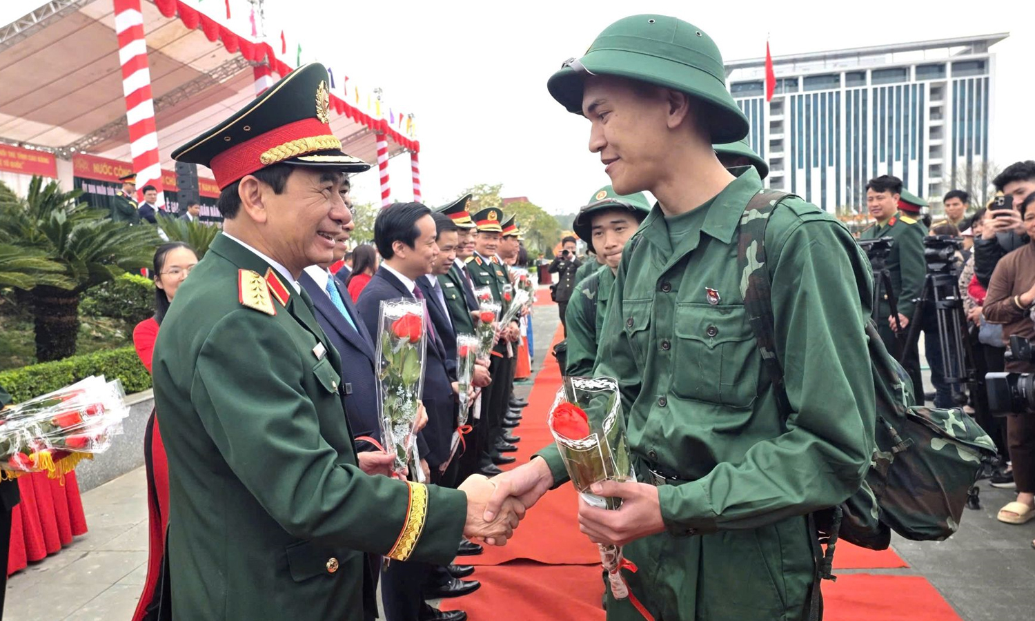 Đại tướng Phan Văn Giang và các đại biểu động viên các thanh niên nỗ lực phấn đấu, rèn luyện tốt trong môi trường quân ngũ. (Ảnh: Bộ Quốc phòng)