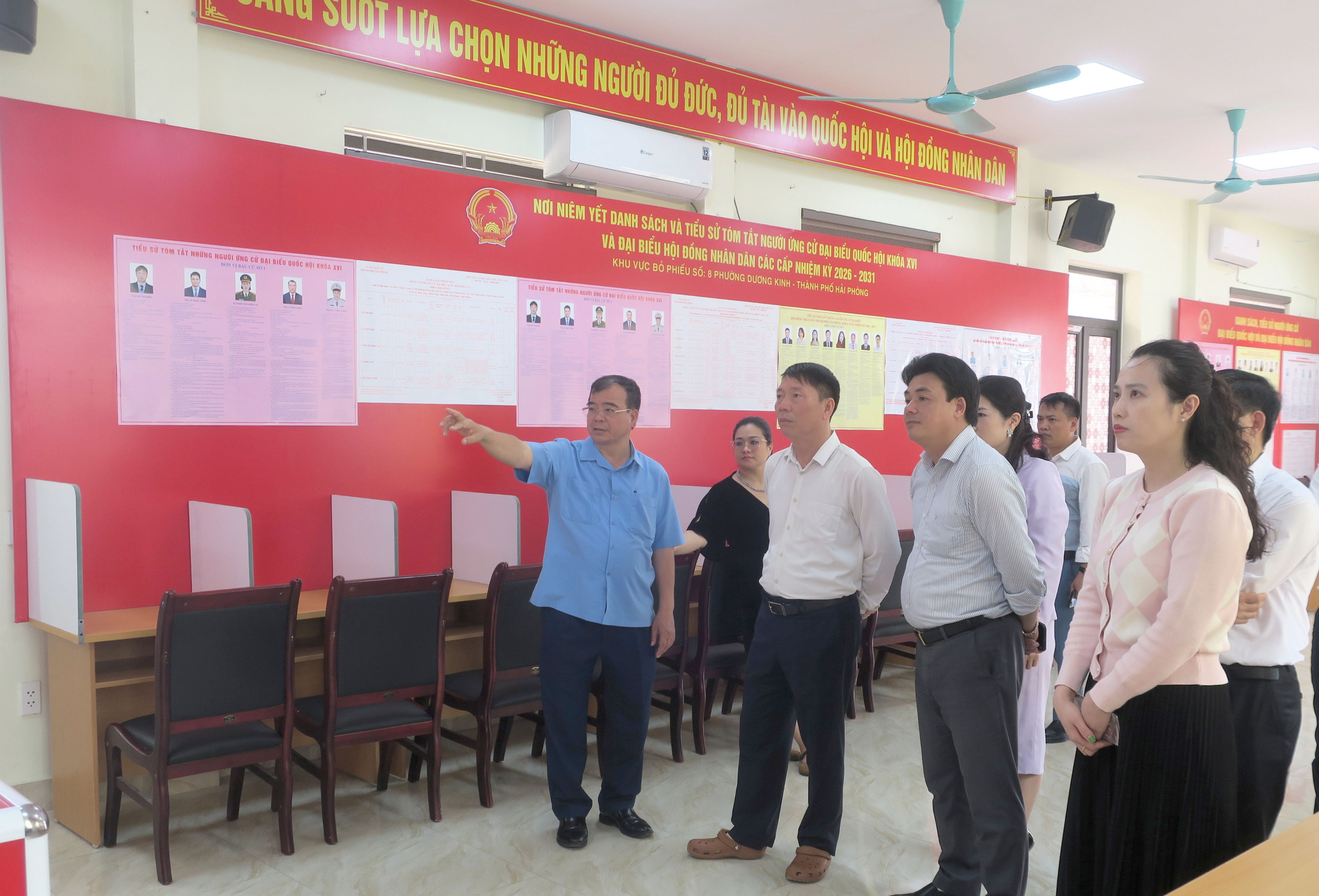 Phó Chủ tịch UBND TP Hải Phòng Nguyễn Minh Hùng (áo xanh) kiểm tra công tác bầu cử tại phường Dương Kinh.