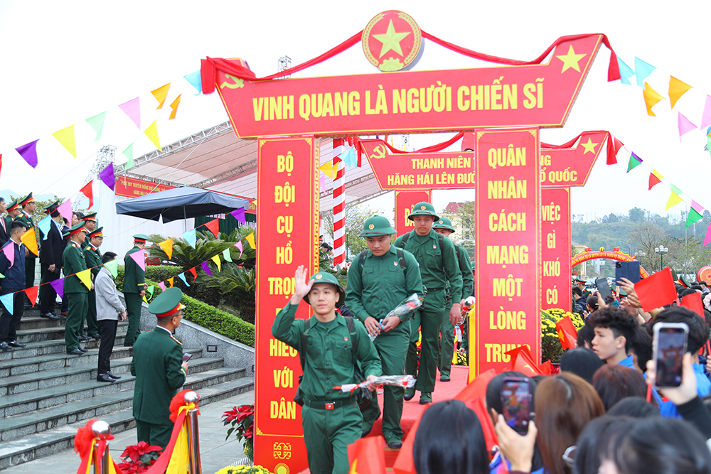 Các thanh niên tỉnh Cao Bằng bước qua "cầu vinh quang" lên đường nhập ngũ. (Ảnh: Bộ Quốc phòng)
